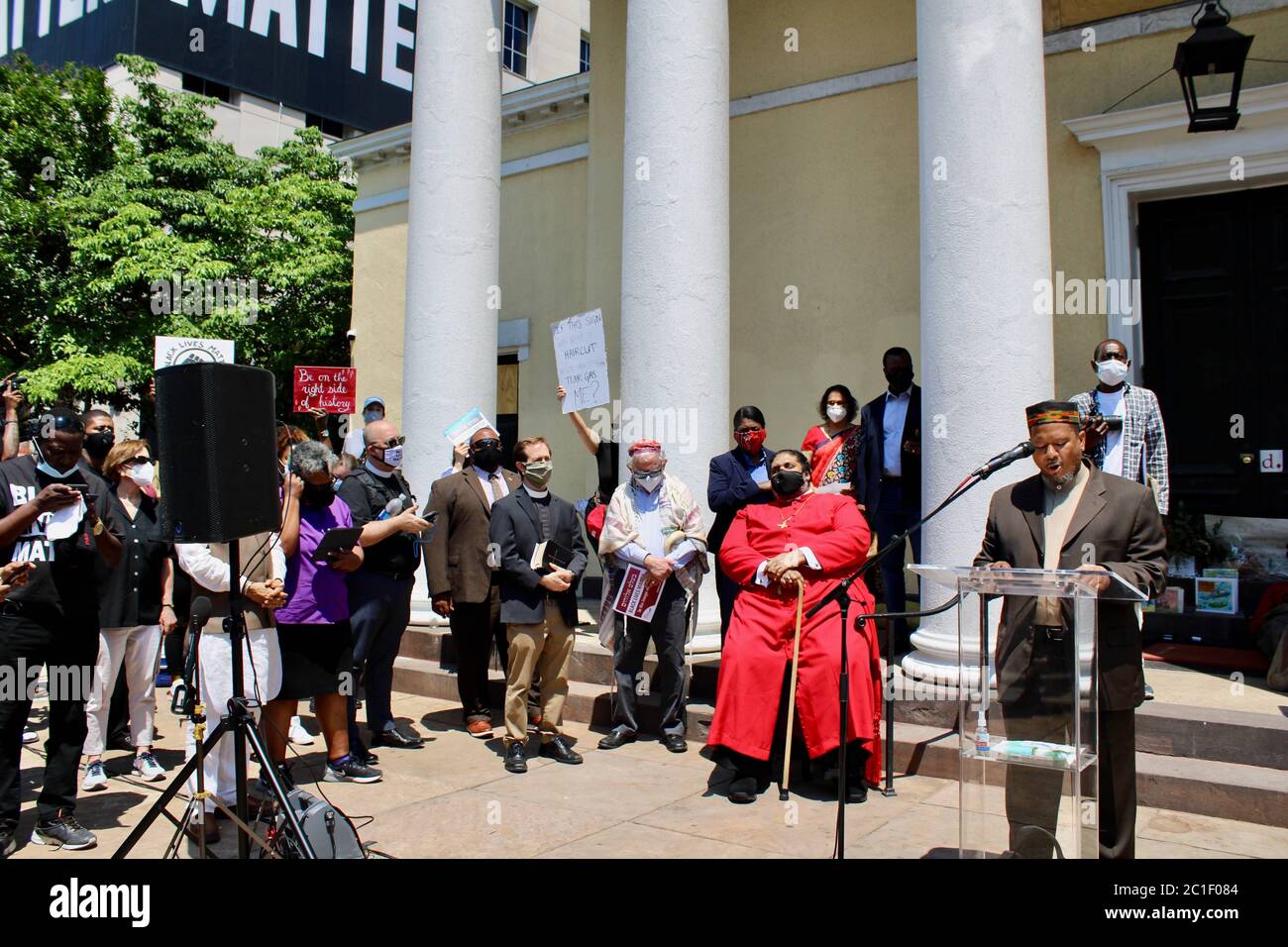 14 giugno 2020, Washington D.C, District of Columbia, U.S: I leader interreligiosi si uniscono al vescovo episcopale Mariann Edgar Budde alla chiesa di San Giovanni, Lafayette Square, il 14 giugno alle 14:00 EST in "Call for Love in Action: Preghiere per la giustizia'' sul compleanno del Presidente Trump, nella condanna del razzismo e dell'uso disgustoso e non americano di forza e gas lacrimogeni contro i manifestanti pacifici per liberare la piazza e mettersi in posa per una foto alla chiesa due settimane fa. Questo evento è co-sponsorizzato dalla diocesi episcopale di Washington (EDOW), una veglia di preghiera ecumenica per il concre Foto Stock