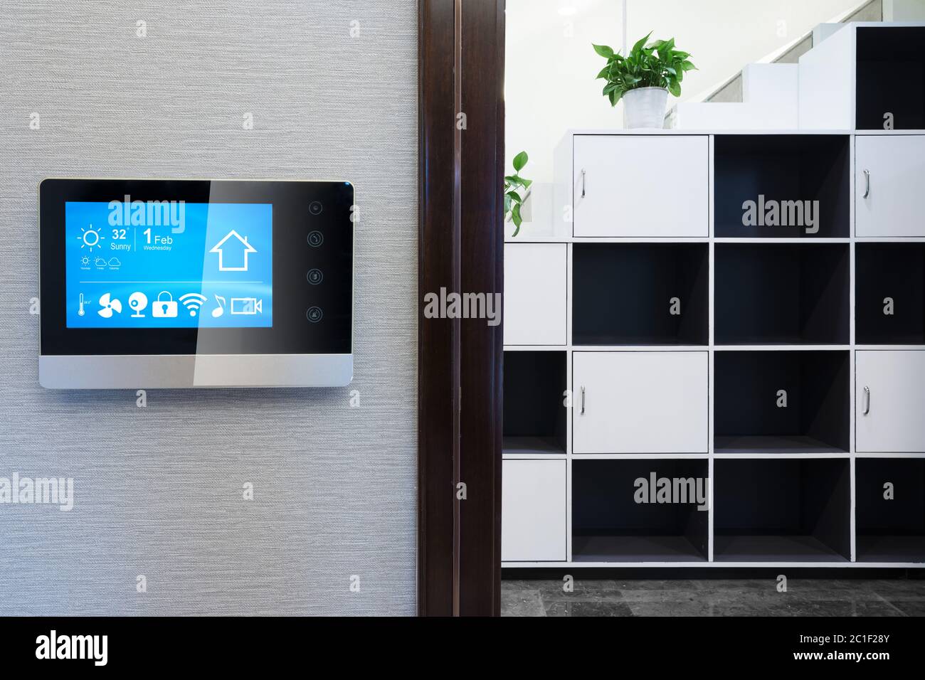 casa intelligente e internet delle cose in un ufficio moderno Foto Stock