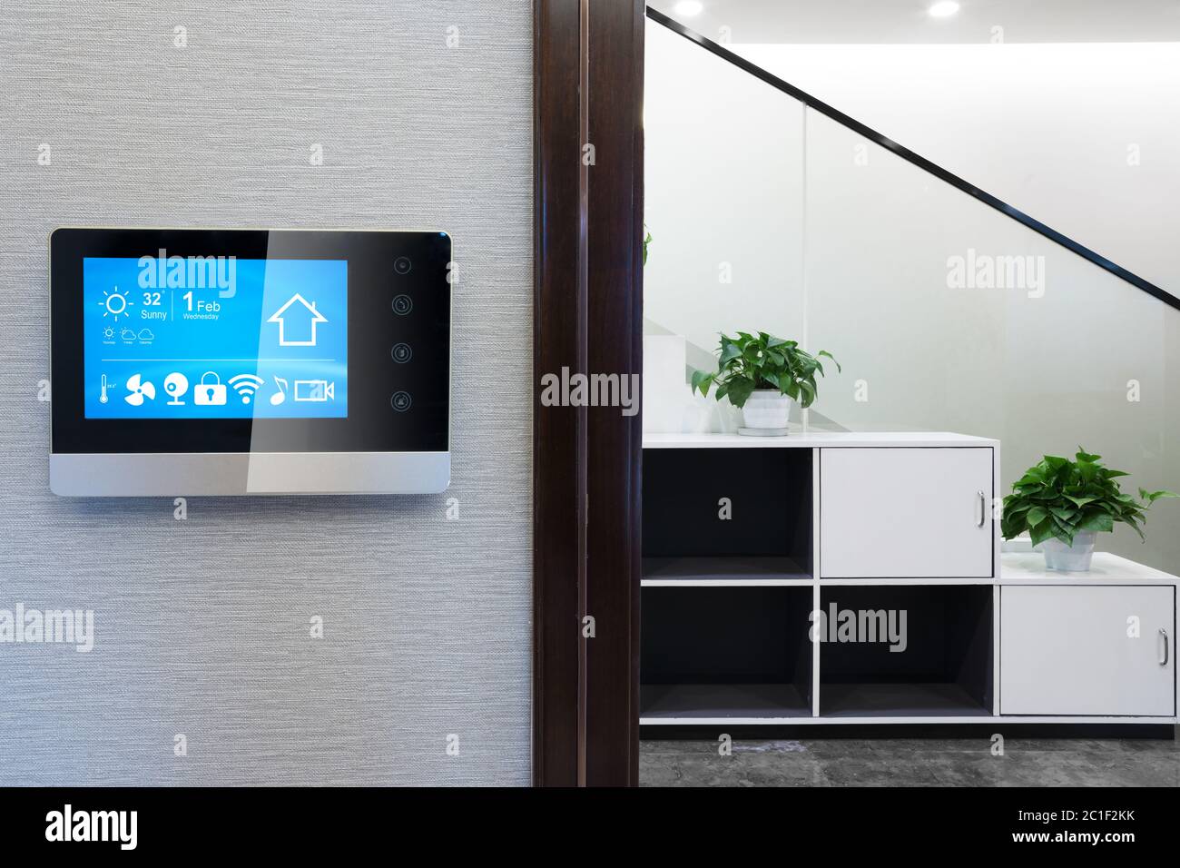 casa intelligente e internet delle cose in un ufficio moderno Foto Stock