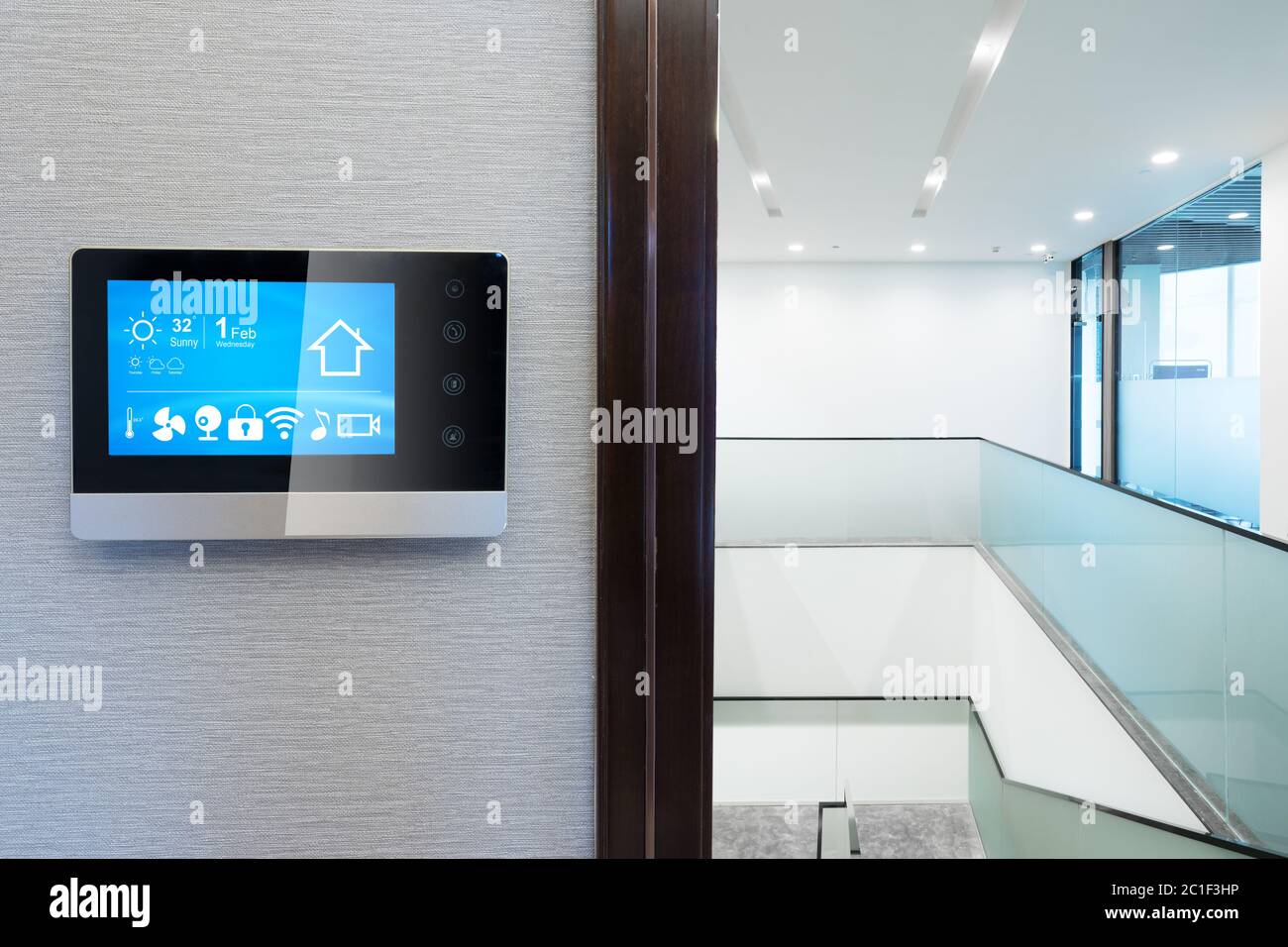 casa intelligente e internet delle cose in un ufficio moderno Foto Stock