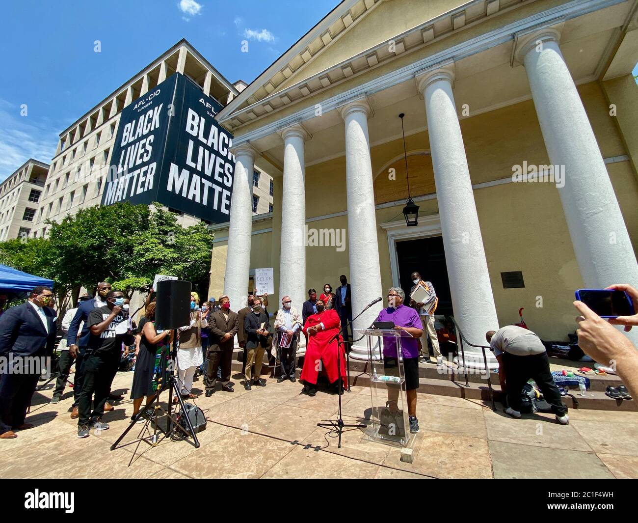 14 giugno 2020, Washington D.C, District of Columbia, U.S: I leader interreligiosi si uniscono al vescovo episcopale Mariann Edgar Budde alla chiesa di San Giovanni, Lafayette Square, il 14 giugno alle 14:00 EST in "Call for Love in Action: Preghiere per la giustizia'' sul compleanno del Presidente Trump, nella condanna del razzismo e dell'uso disgustoso e non americano di forza e gas lacrimogeni contro i manifestanti pacifici per liberare la piazza e mettersi in posa per una foto alla chiesa due settimane fa. Questo evento è co-sponsorizzato dalla diocesi episcopale di Washington (EDOW), una veglia di preghiera ecumenica per il concre Foto Stock