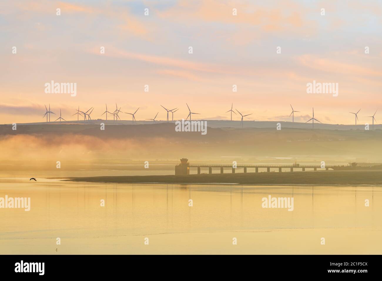 Dopo una notte di tempesta con pioggia torrenziale, l'alba cielo chiaro e nebbia si discosta attraverso l'estuario dove il fiume Torridge incontra il fiume Taw vicino A. Foto Stock