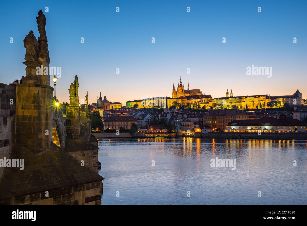 Vista del Ponte Carlo e dello skyline di Praga nella Repubblica Ceca di notte Foto Stock