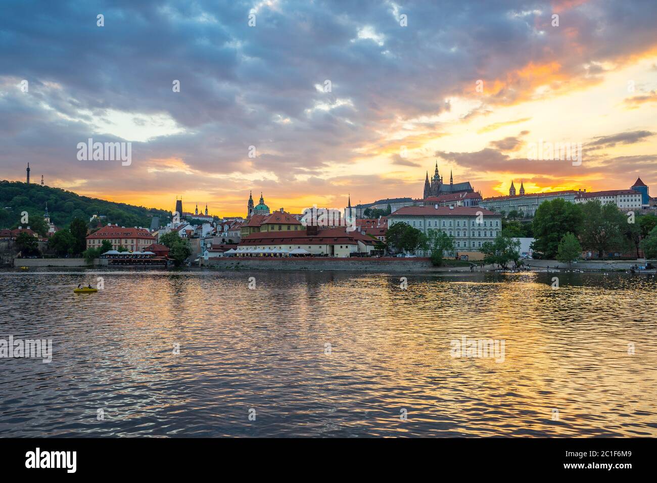 Vista al tramonto dello skyline di Praga nella Repubblica Ceca Foto Stock