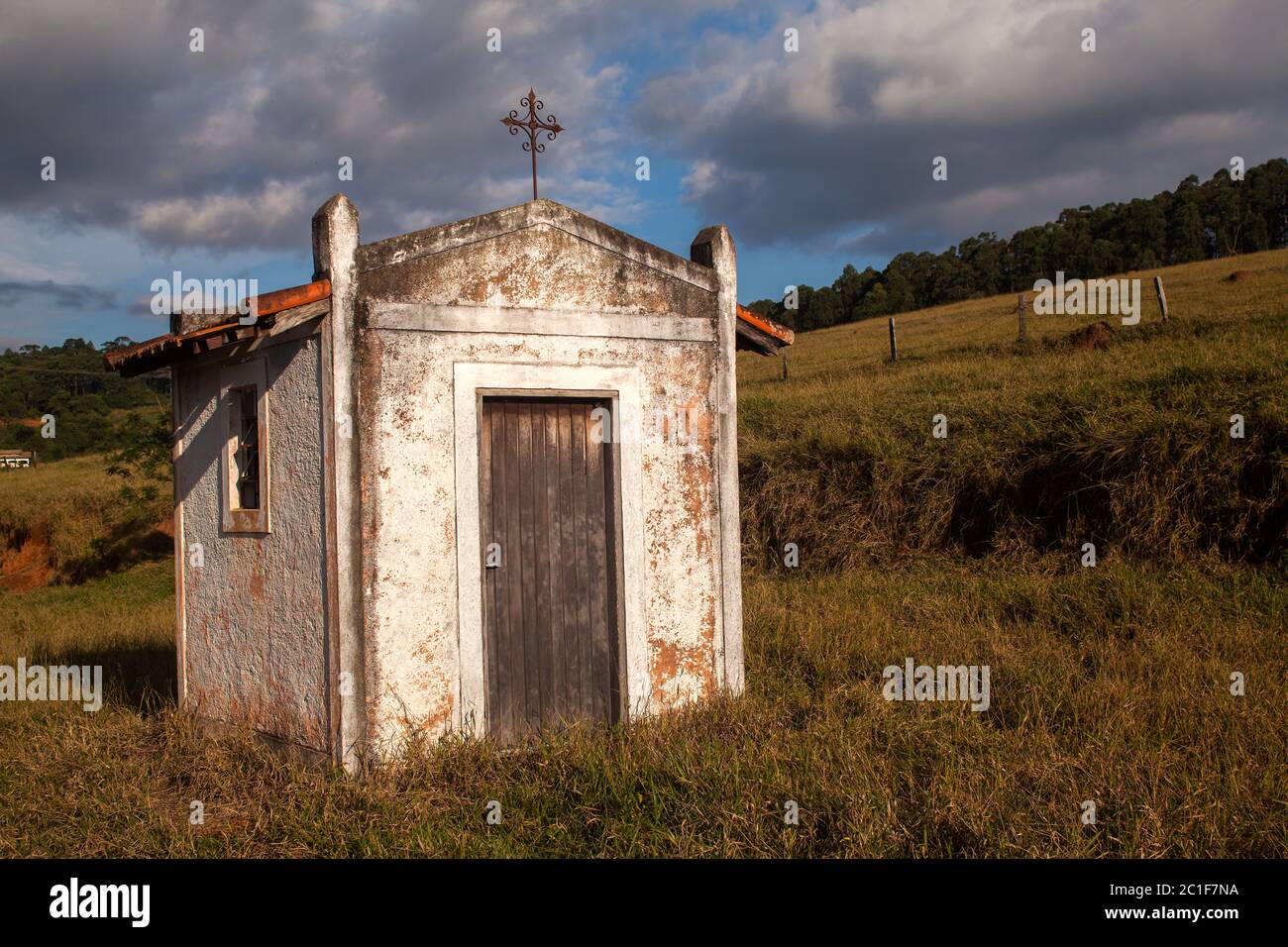 Piccola chiesa bianca in campagna in un giorno di cielo blu Foto Stock