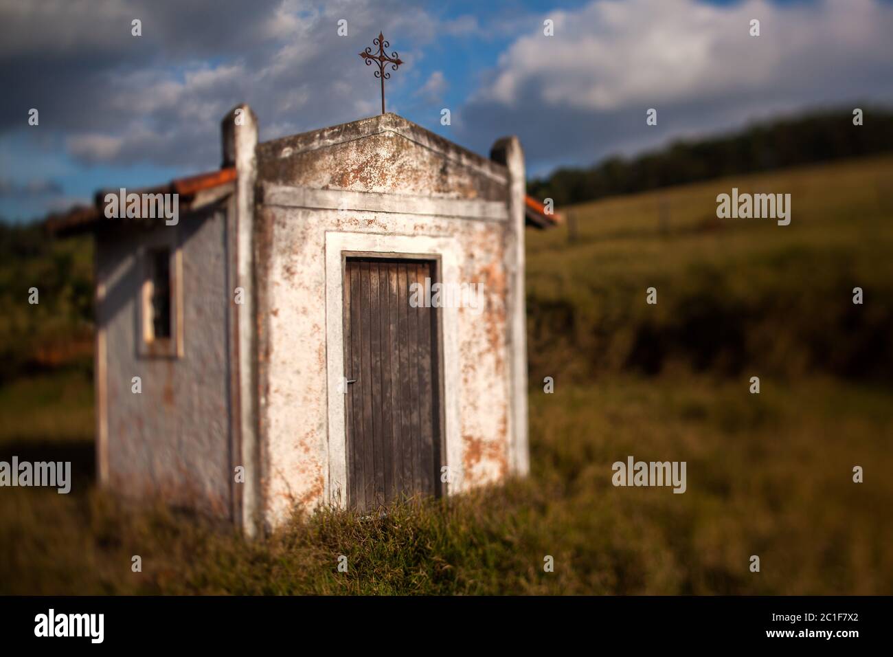 Piccola chiesa bianca in campagna in un giorno cielo blu - lente a spostamento di titl Foto Stock