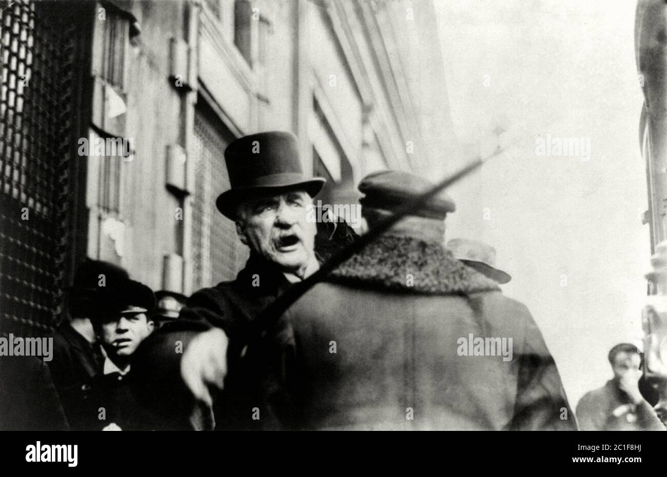 Foto retrò di un arrabbiato JP Morgan colpendo un fotografo con una canna (New York, 190x) John Pierpont Morgan Sr. (17 aprile 1837 – 31 marzo 1913)[1] è stato Foto Stock