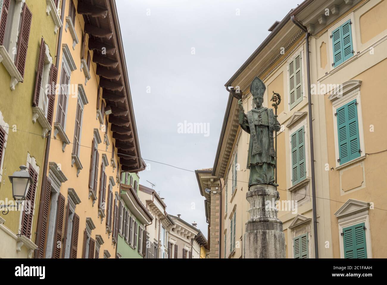 Statua del patrono della città San Carlo Borromeo a Salò Foto Stock