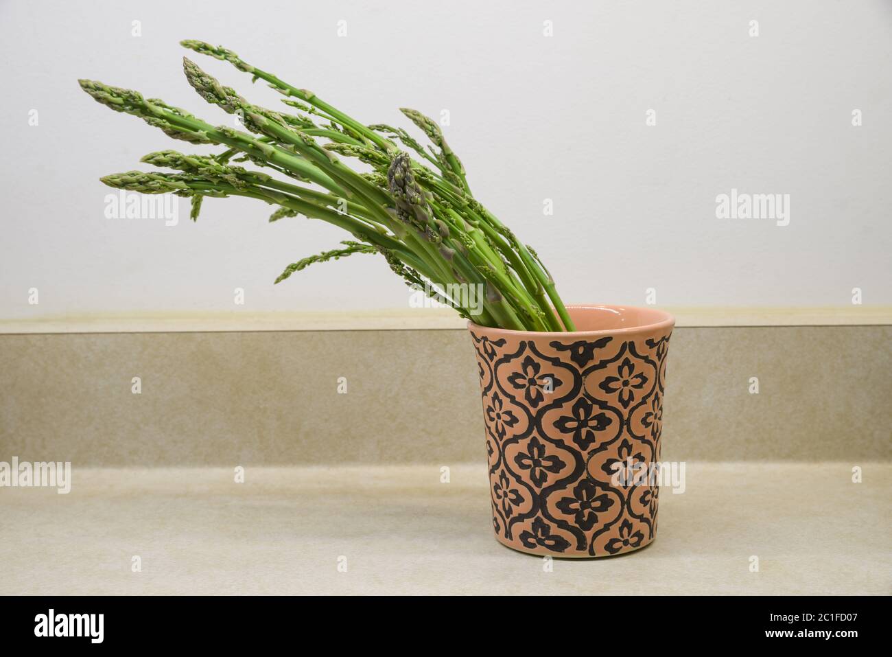 albicette fresche di asparagi selvatici su un bancone in una tazza Foto Stock