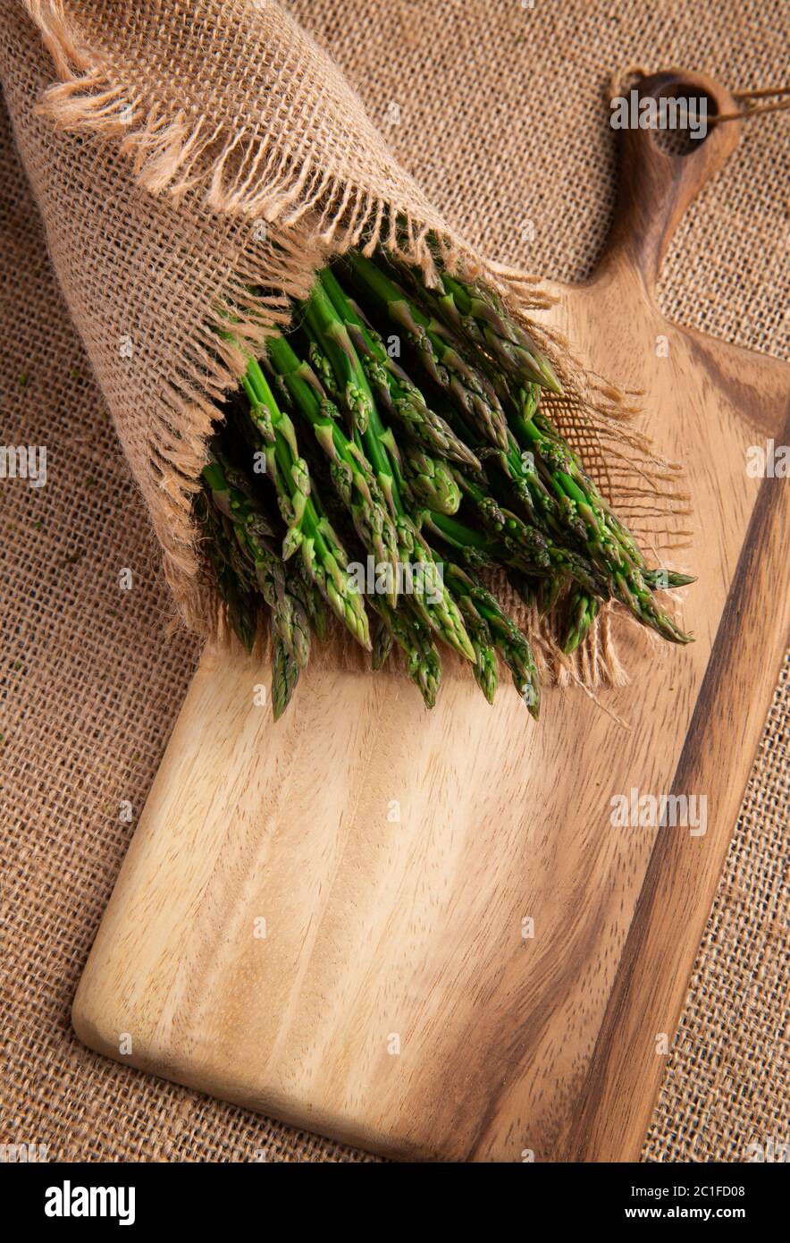 Grappoli di asparagi verdi freschi su tela. Vista dall'alto - immagine. Foto di alta qualità Foto Stock