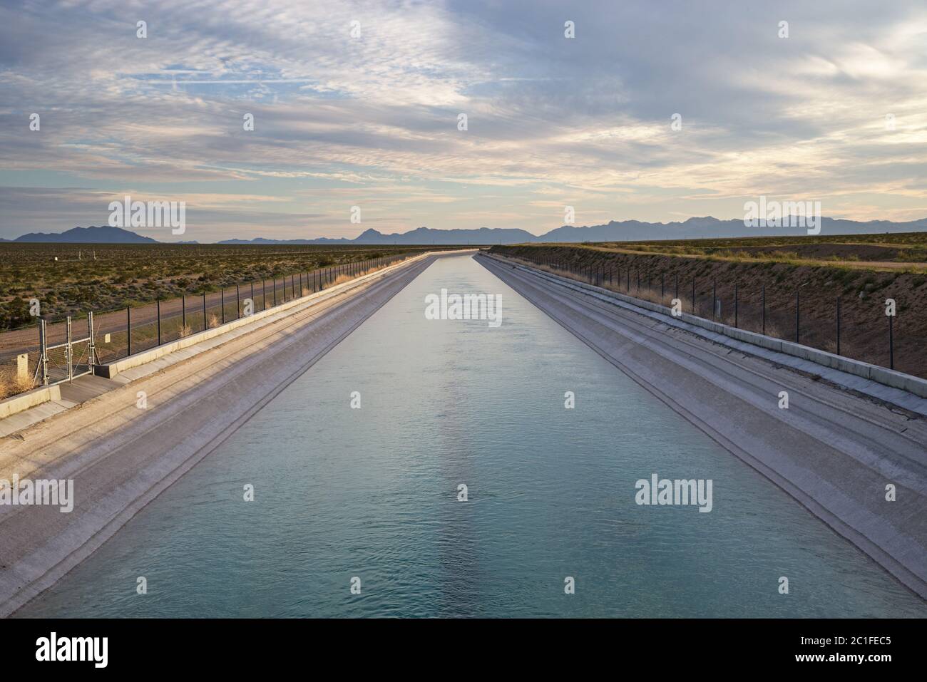 Il canale fiancheggiato dell'acquedotto del fiume Colorado trasporta l'acqua attraverso il deserto di Mojave verso Los Angeles Foto Stock