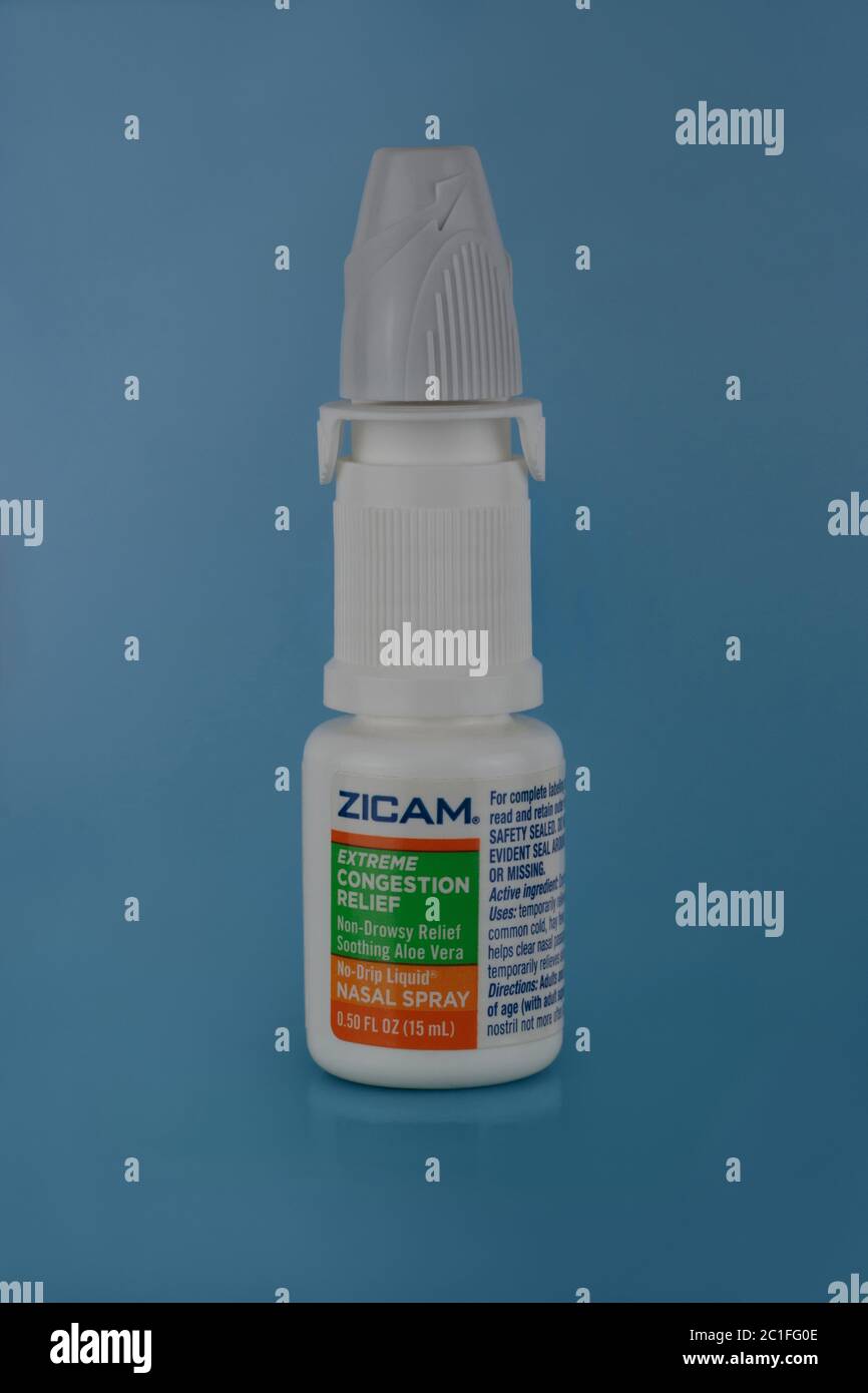 editoriale illustrativo dello spray nasale zicam su sfondo blu. Usato per trattare congestione nasale e comuni simtomi freddi Foto Stock
