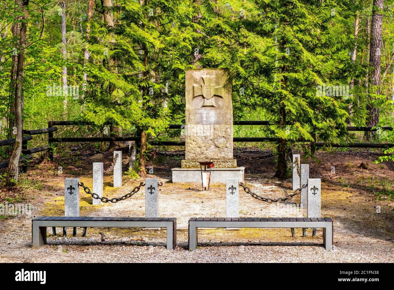 Chojnow, Mazovia / Polonia - 2020/05/10: Memoriale della foresta dei ranghi grigi - Szare Szeregi - scout eseguiti dai nazisti durante la seconda guerra mondiale sul fiume Czarna Foto Stock