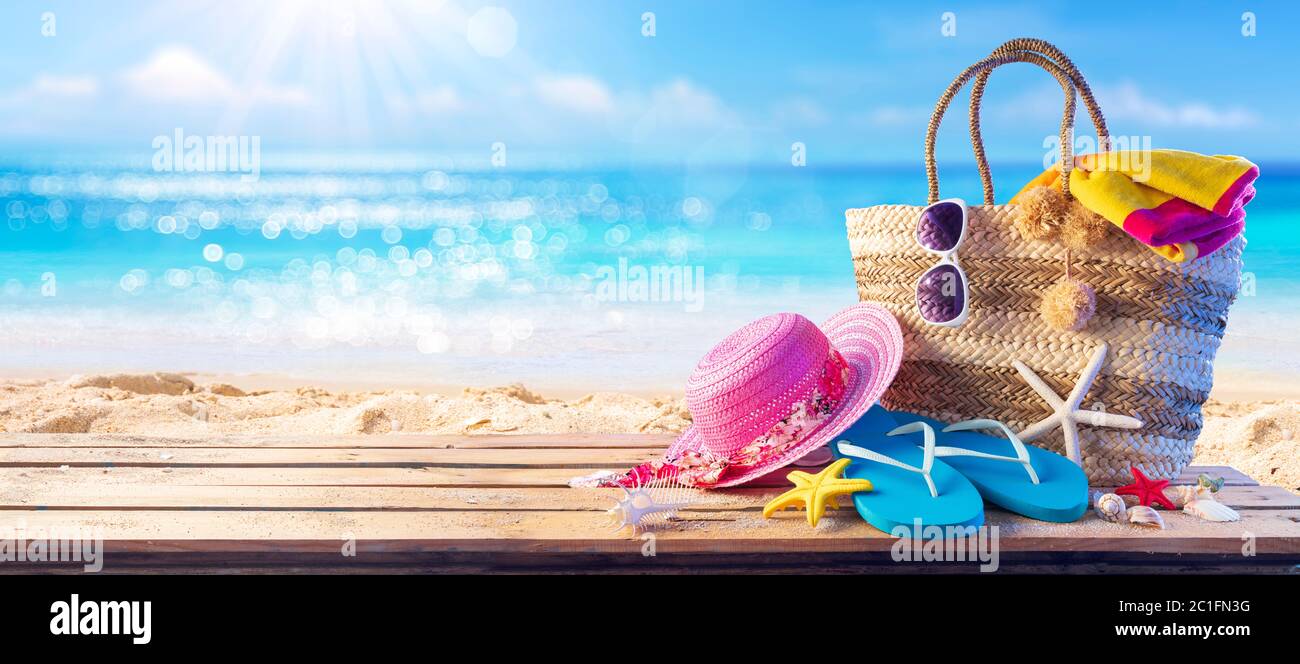 Borsa da spiaggia sul mare con accessori - Estate e Mare Foto Stock