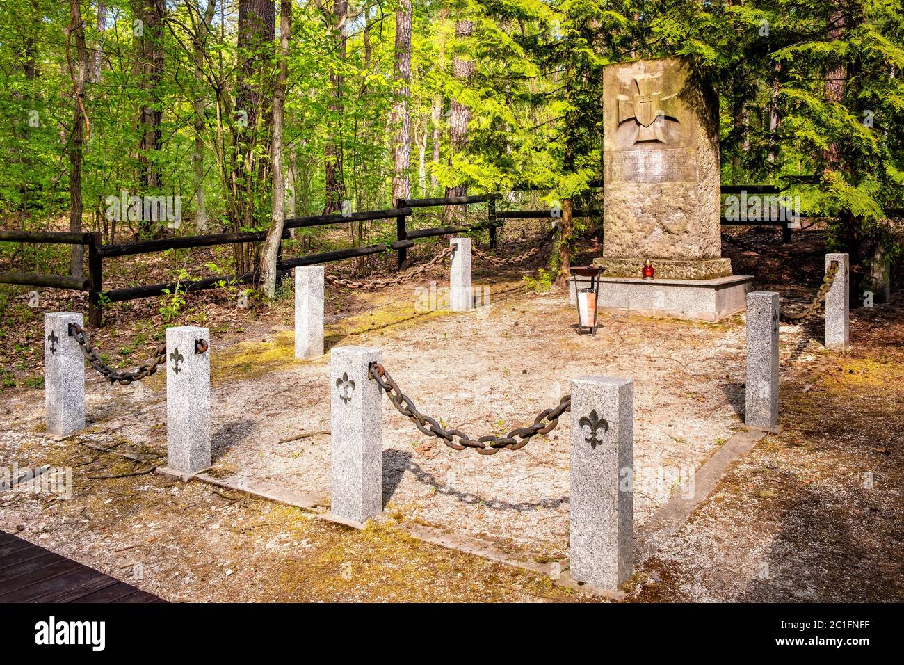 Chojnow, Mazovia / Polonia - 2020/05/10: Memoriale della foresta dei ranghi grigi - Szare Szeregi - scout eseguiti dai nazisti durante la seconda guerra mondiale sul fiume Czarna Foto Stock