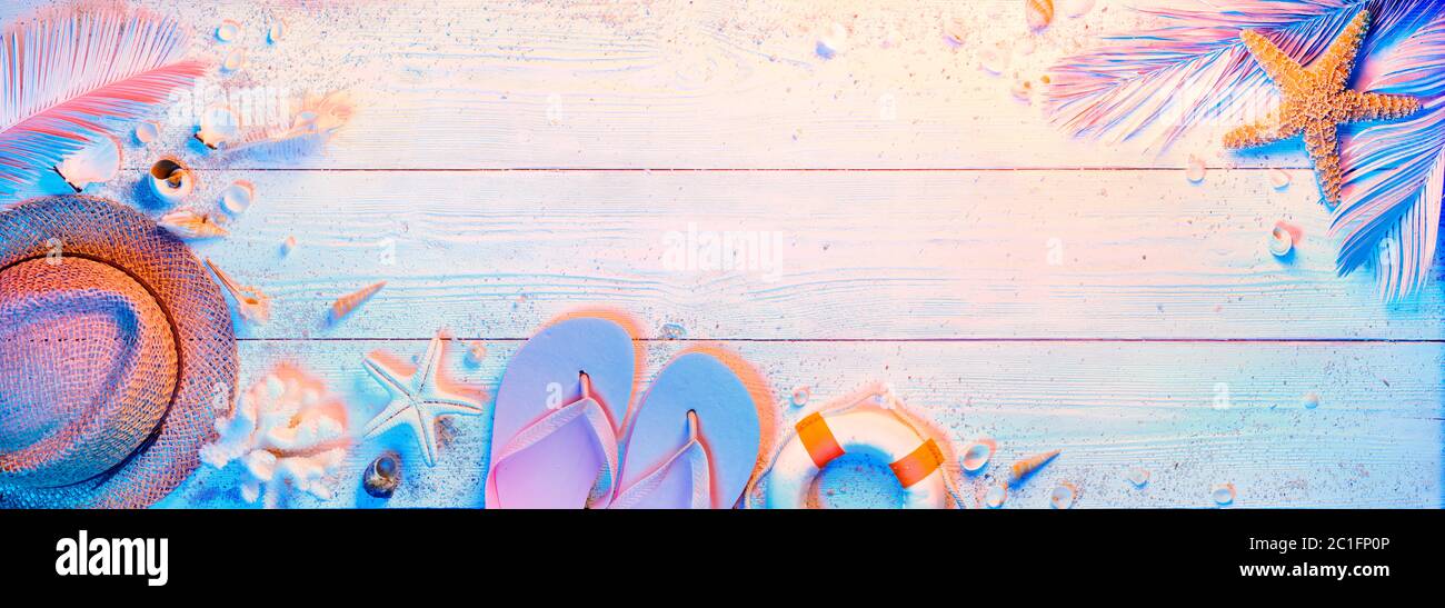 Summer minimal Design con Beach Accessories - Teal e colori arancione Gradient Foto Stock