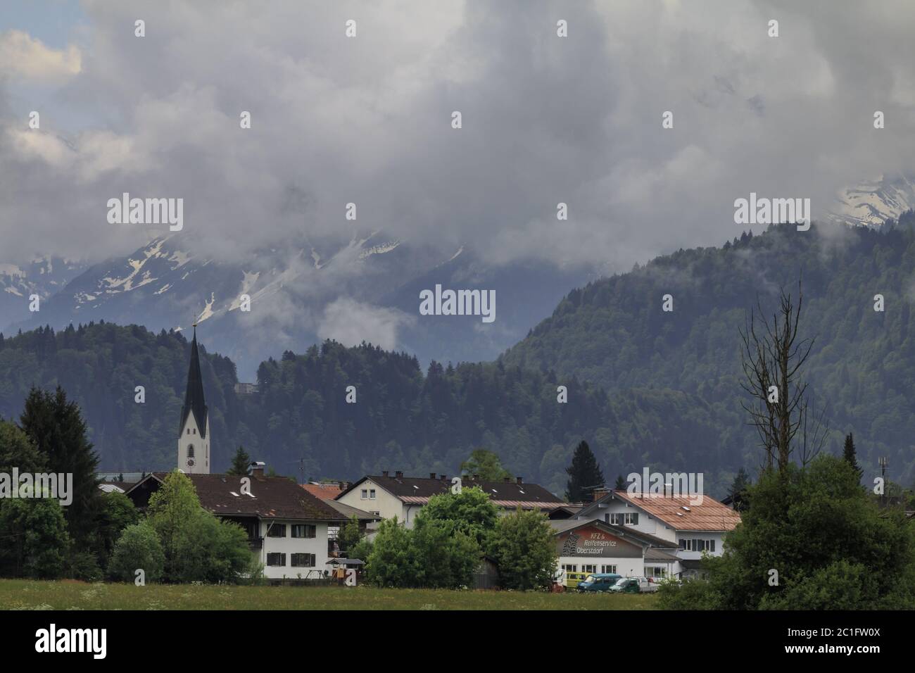 Nuvole basse su Oberstdorf, Allgäu, mai, Germania, Europa Foto Stock