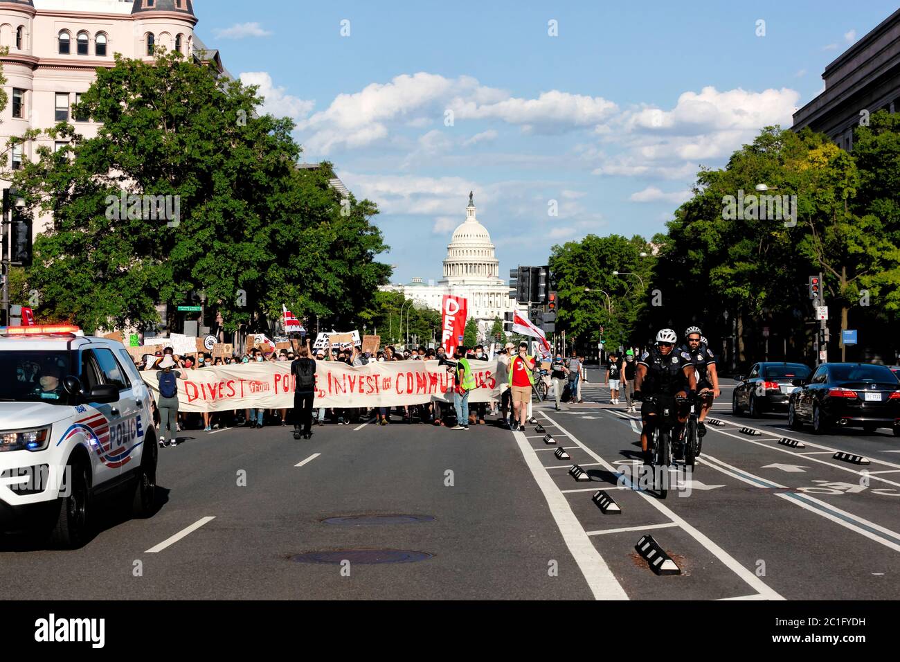 I manifestanti marciano contro la brutalità della polizia e per gli investimenti nelle comunità, con il Campidoglio degli Stati Uniti in background, Washington, DC, Stati Uniti Foto Stock