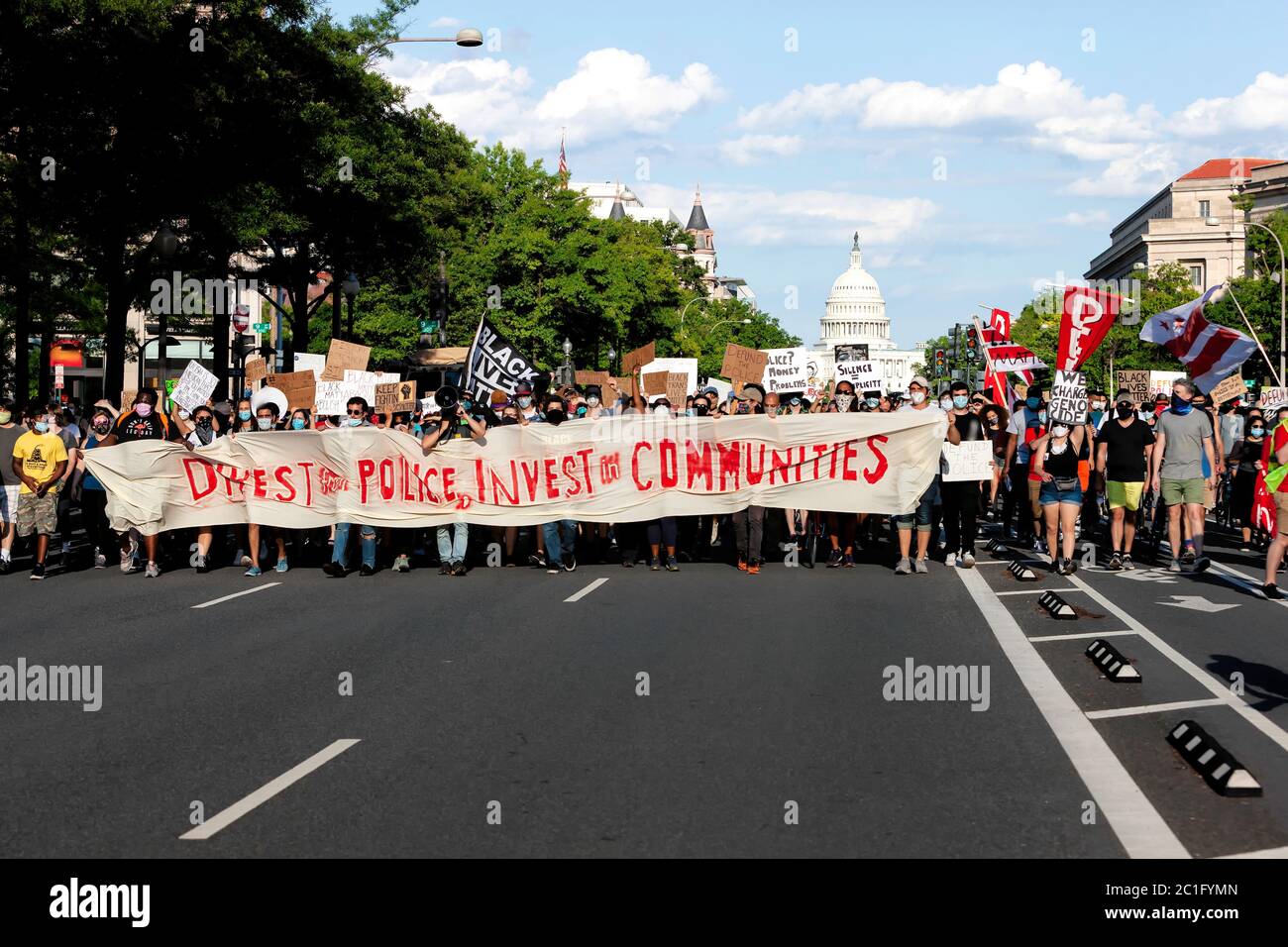 I manifestanti marciano contro la brutalità della polizia e per gli investimenti nelle comunità, con il Campidoglio degli Stati Uniti in background, Washington, DC, Stati Uniti Foto Stock
