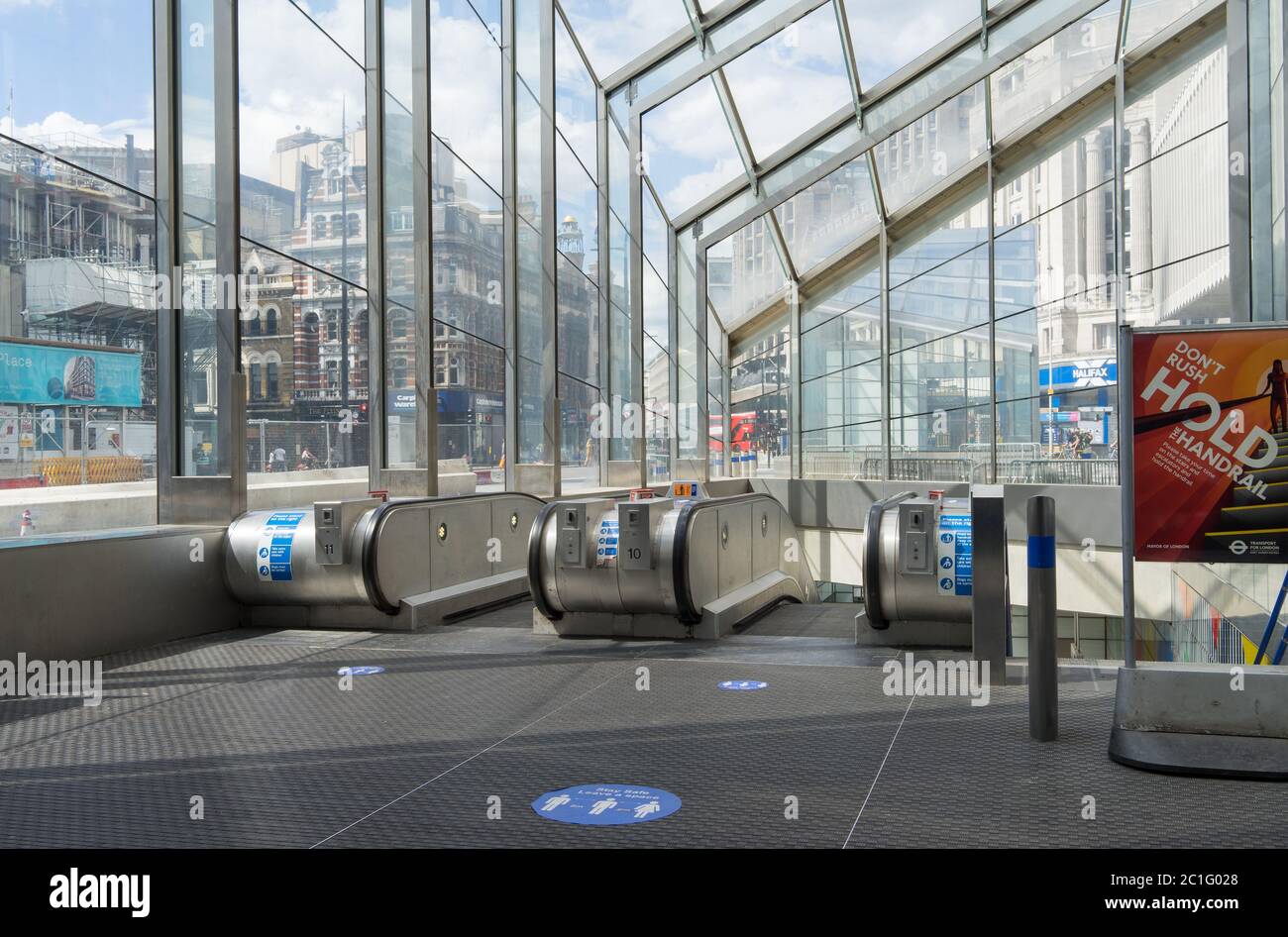 Nuovo ingresso alla stazione di Tottenham Court Road con tettoia in vetro che copre le scale mobili fino alla stazione. Londra Foto Stock