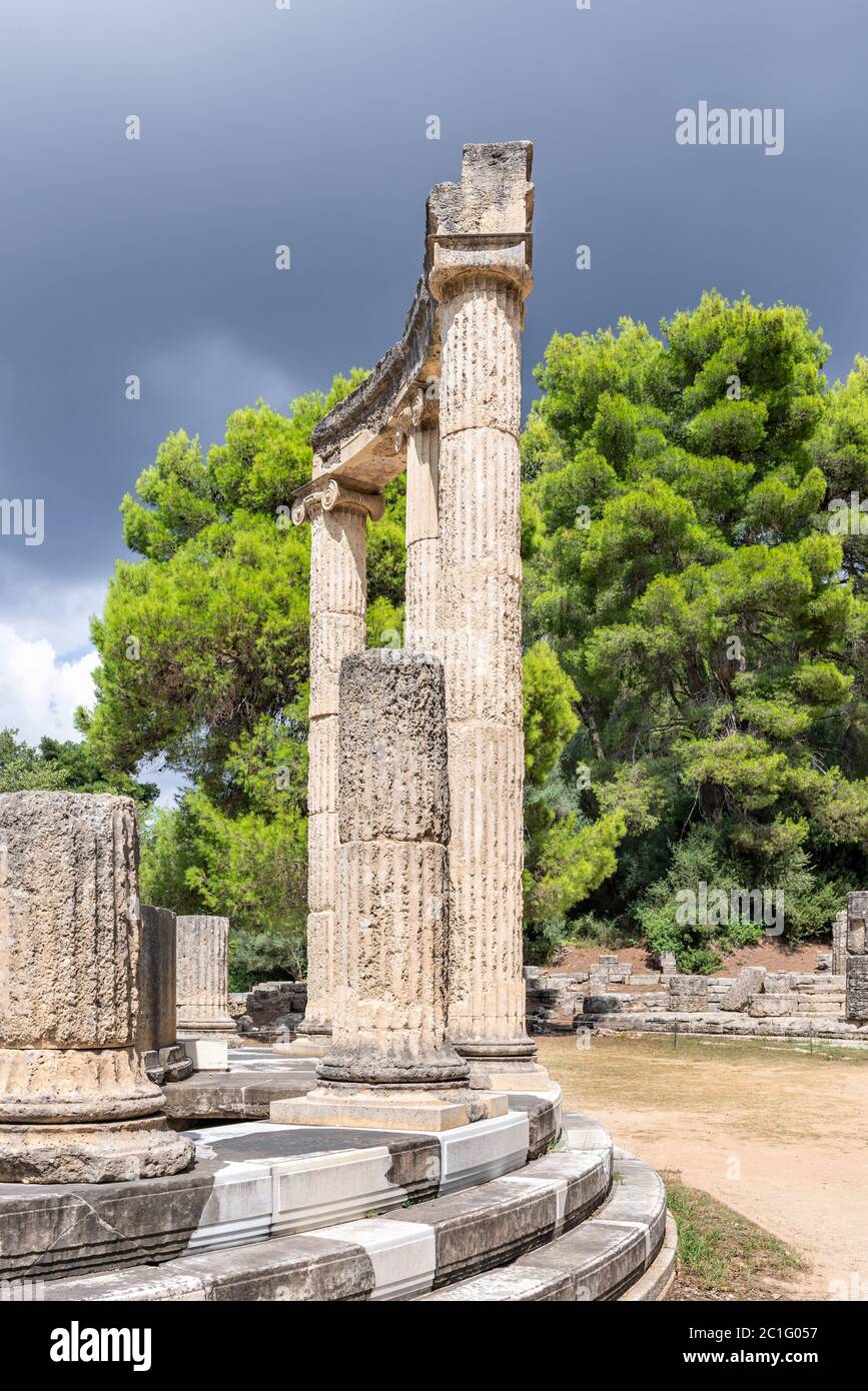 Vista sul sito archeologico dell'antica Olimpia. La Filippeion nell'Altis di Olympia era un memoriale circolare in pietra calcarea e marmo. Foto Stock