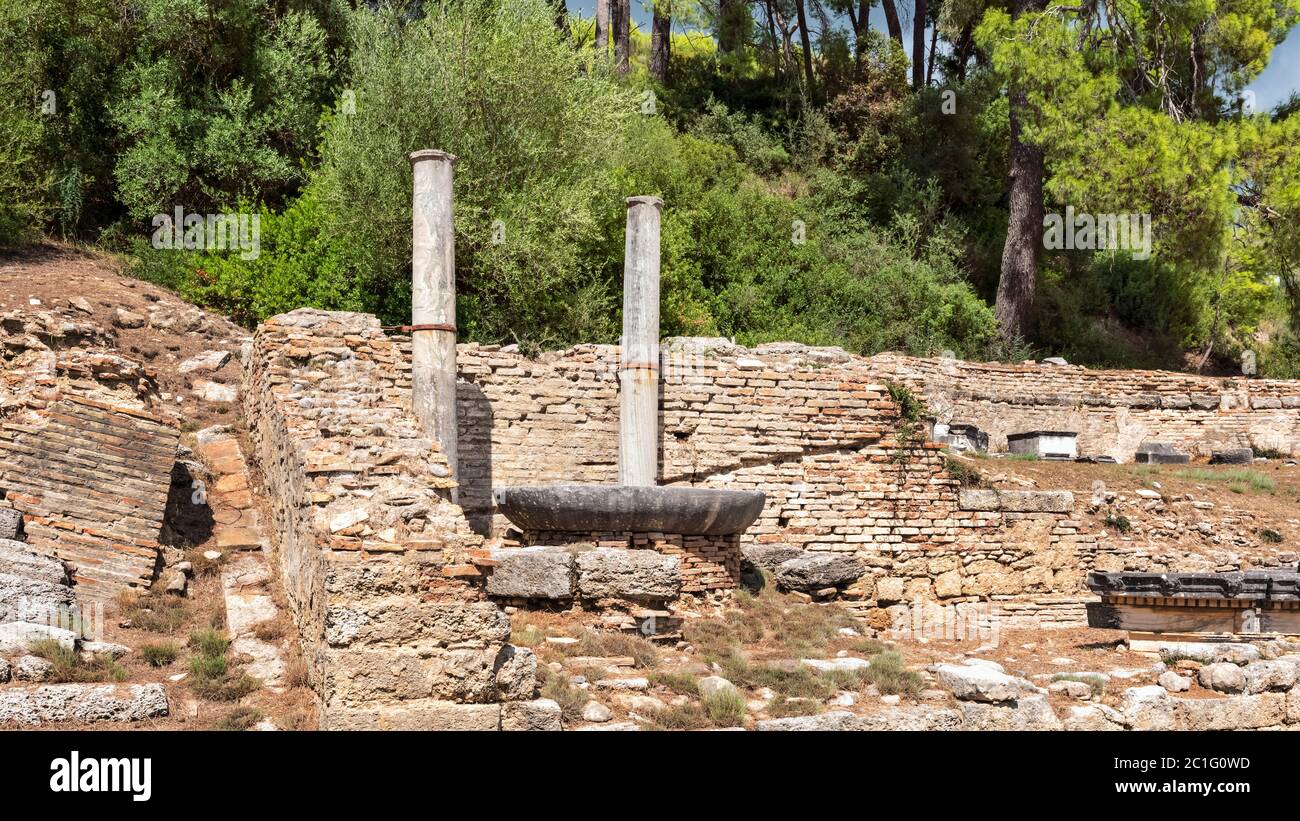 Parte delle rovine del Nymphaion (o ninfeo) una fontana monumentale donati da Herodes Atticus, Antica Olympia, Grecia Foto Stock