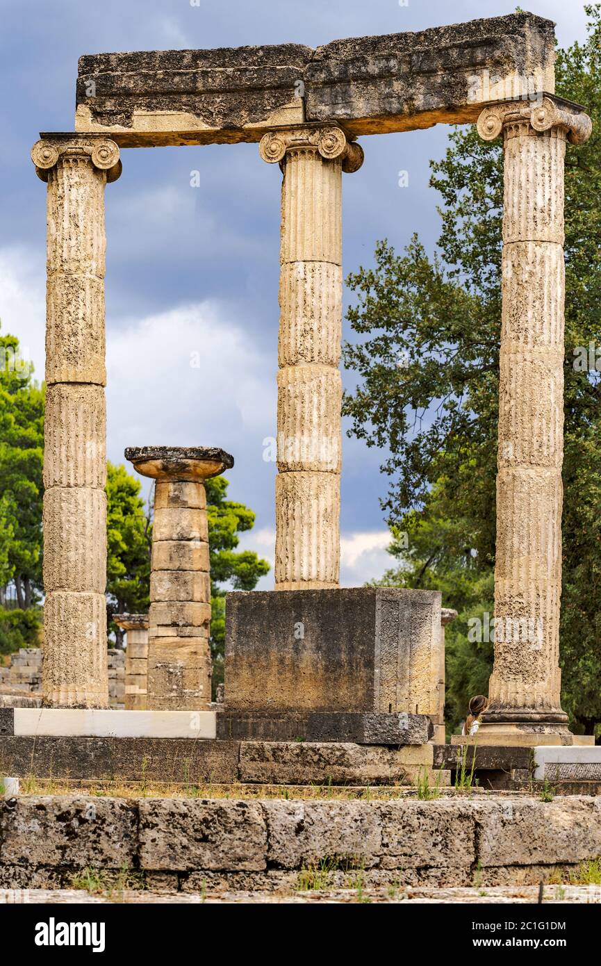 Vista sul sito archeologico dell'antica Olimpia, Grecia. La Filippeion nell'Altis di Olympia era un memoriale circolare in pietra calcarea e marmo. Foto Stock