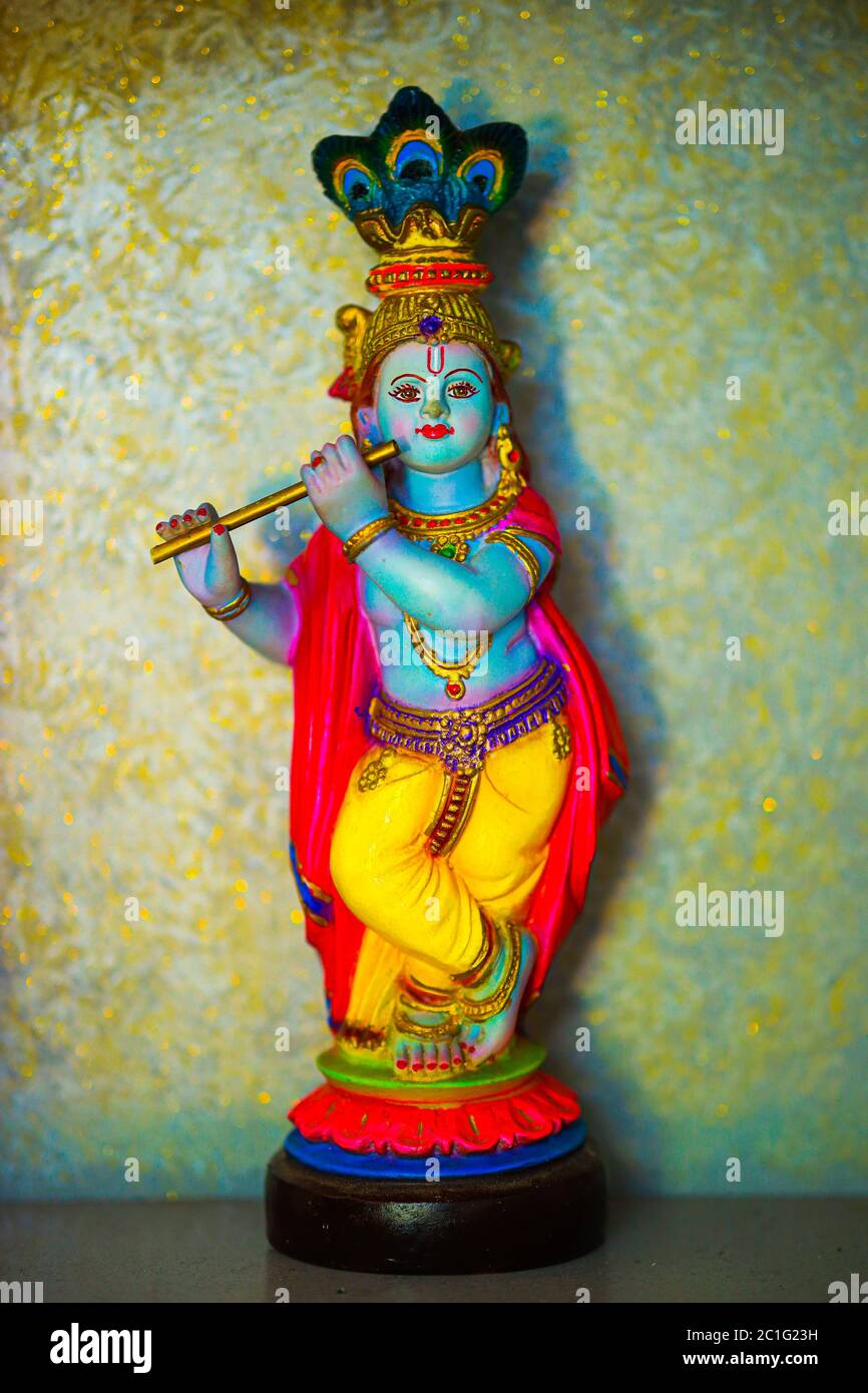 Figura colorata del Dio indù Krishna che gioca il flauto. Lord Krishna che gioca il flauto. Foto Stock