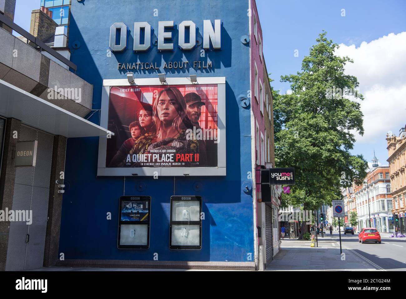 Cinema Odeon su Tottenham Court Road. Parete blu con logo cinematografico e poster. Londra Foto Stock