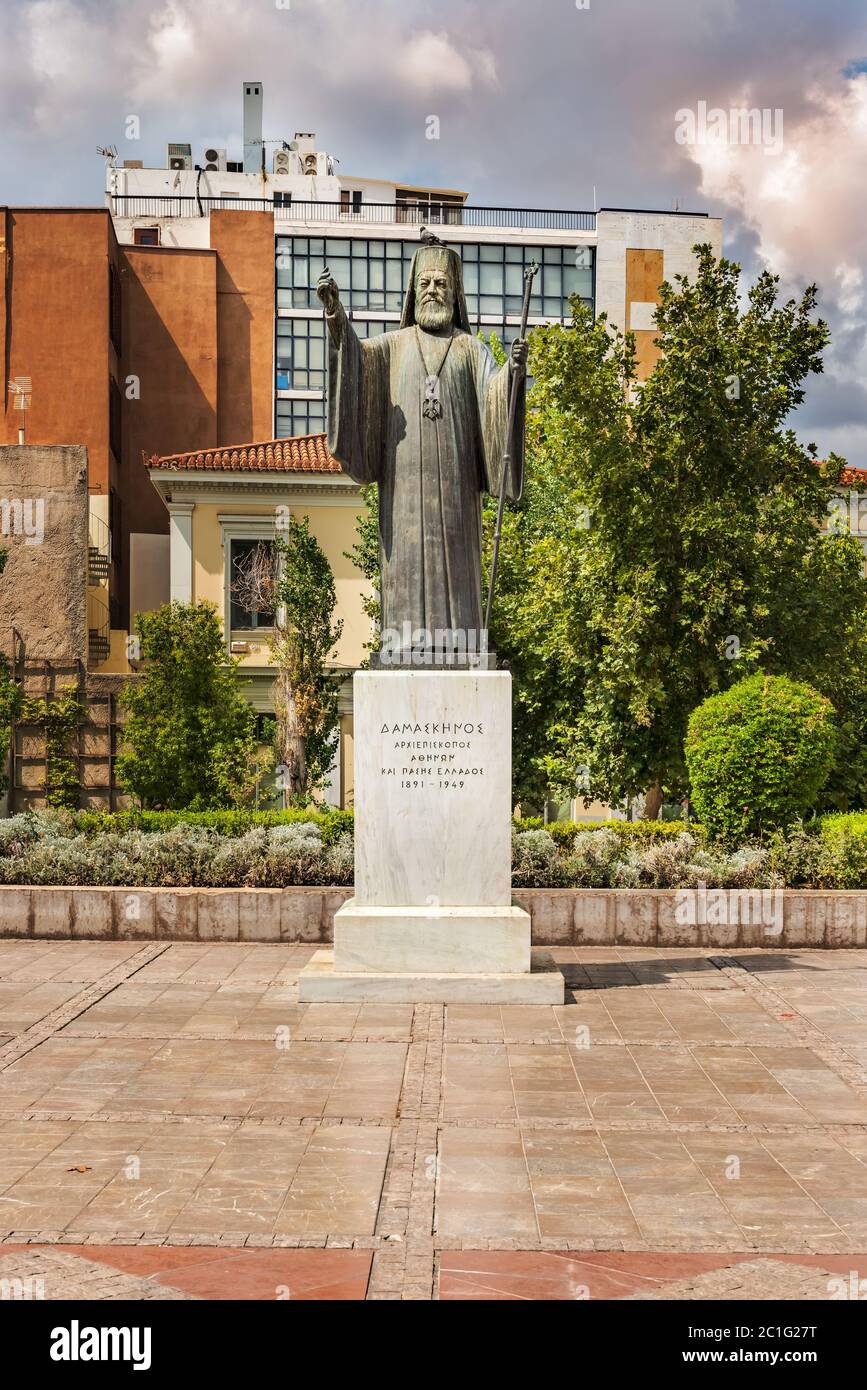 Atene, Grecia - 8 settembre 2014: Vista alla statua dell'arcivescovo Damaskinos ad Atene, Grecia Foto Stock