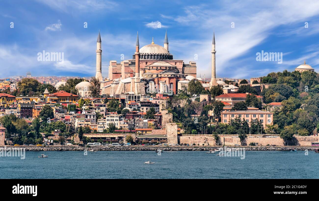 Vista alla Santa Sapienza di Hagia Sophia è un ex basilica patriarcale greco ortodossa (chiesa), più tardi una moschea imperiale, e ora un museo a Istanb Foto Stock