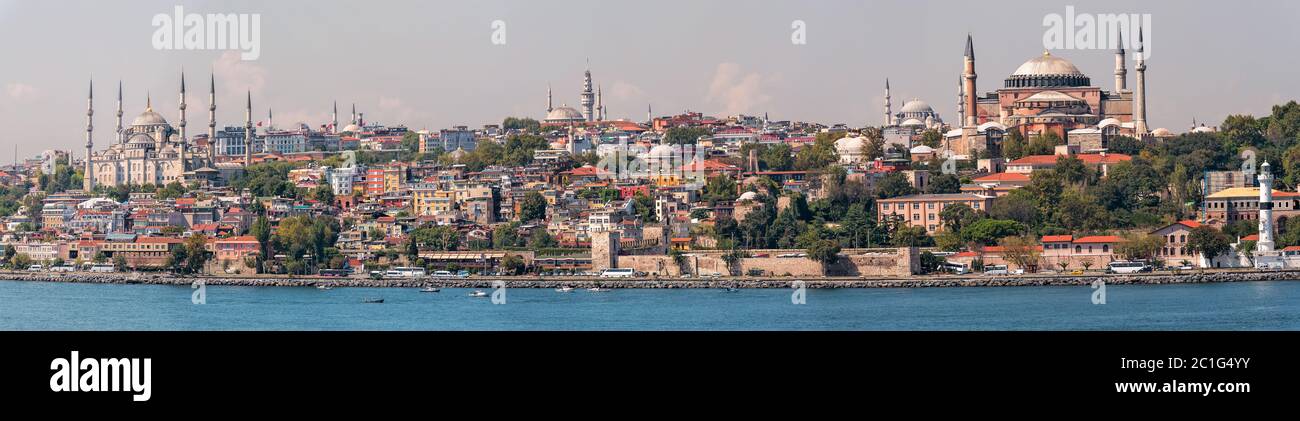 Ammira il paesaggio urbano di Istanbul con la Moschea del Sultano Ahmed conosciuta come la Moschea Blu e la "Sapienza Santa" di Hagia Sophia, l'ex basilica patriarcale greco ortodossa l Foto Stock