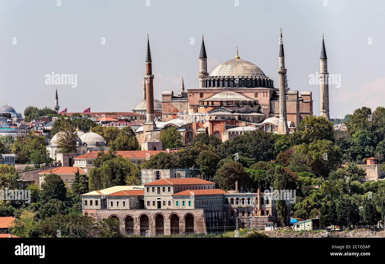 Vista alla Santa Sapienza di Hagia Sophia è un ex basilica patriarcale greco ortodossa (chiesa), più tardi una moschea imperiale, e ora un museo a Istanb Foto Stock