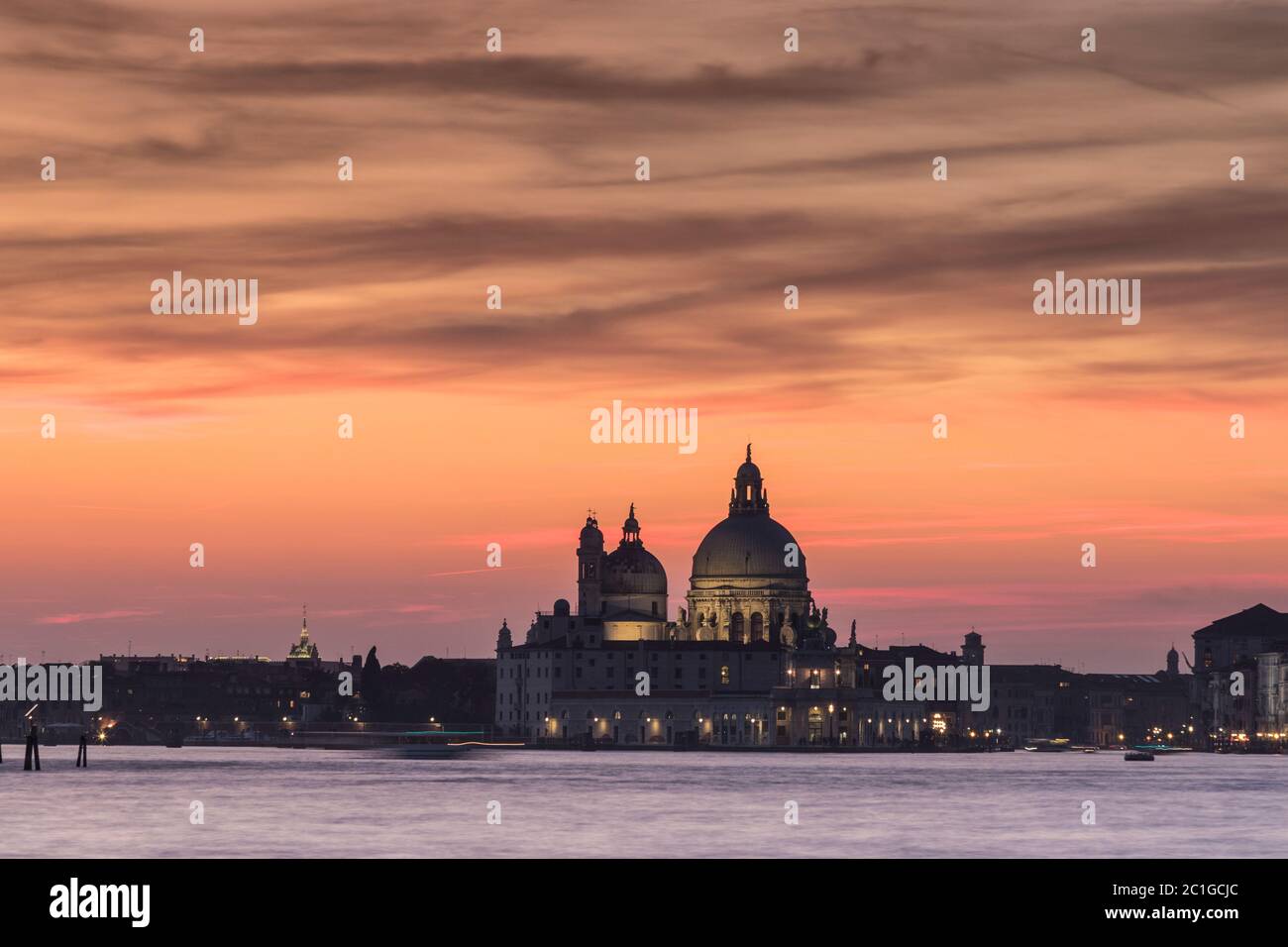 Basilica di Santa Maria della Salute in Venedig zum Sonnenuntergang Foto Stock