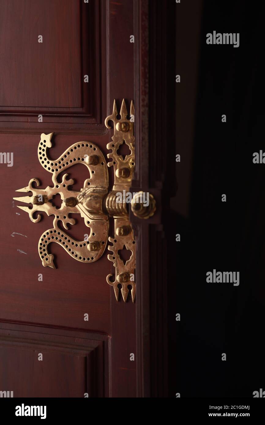 Manichitratazhu, tradizionali, eccellenti e sorprendenti Kerala Home Door serrature di design Foto Stock