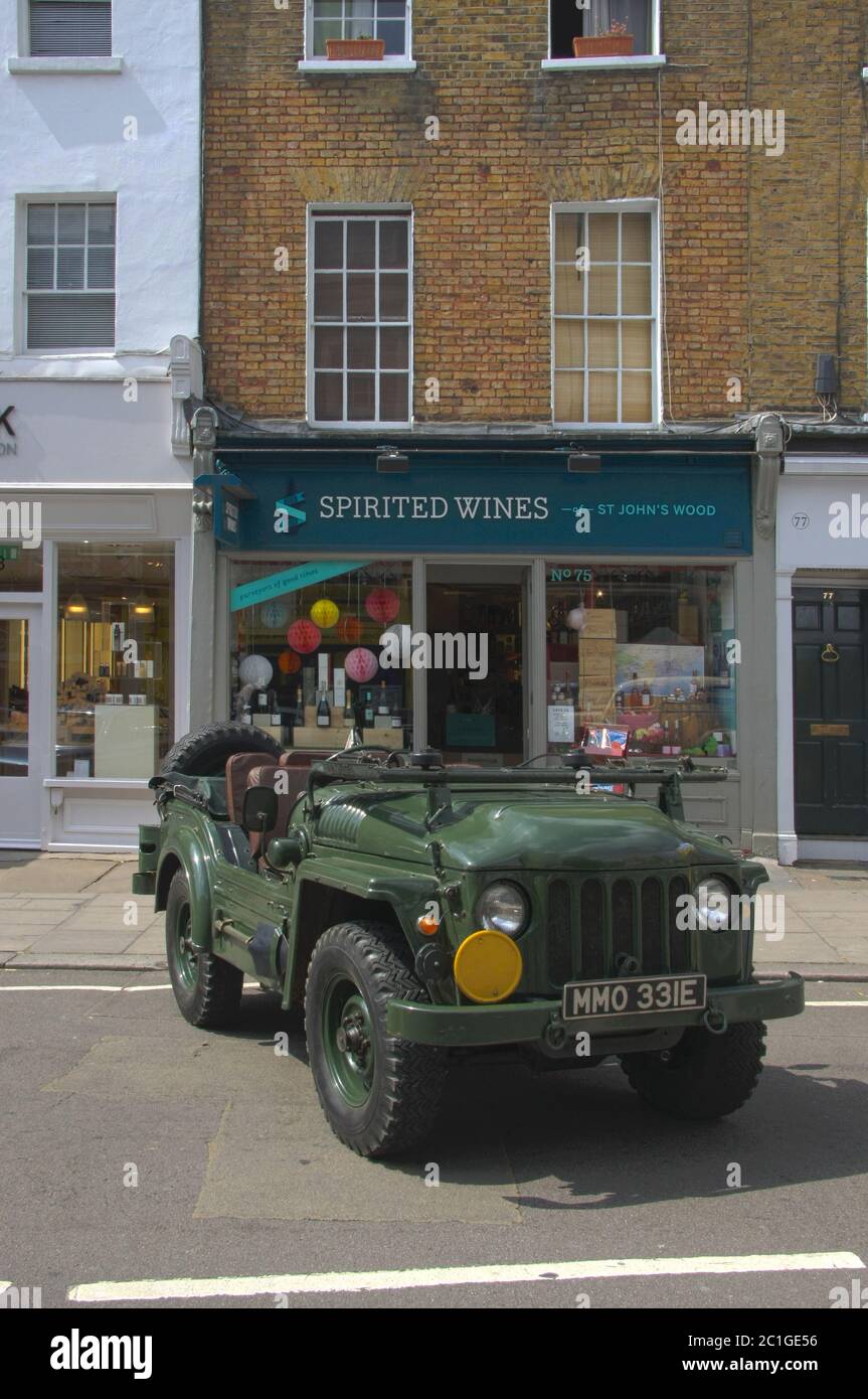 St Johns Wood High Street classico e supercar a St Johns Wood, Londra. Foto Stock