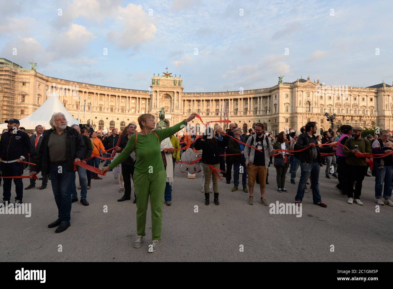 Vienna, Austria. 15th giugno, 2020. Piattaforma senza di noi rally, un'iniziativa della direzione austriaca Eventi. Il settore della cultura e degli eventi ha registrato una perdita di ricavi del 100% in diversi mesi a causa della pandemia. Il rally si è svolto il 15 giugno 2020 in Piazza degli Eroi con la partecipazione di noti artisti austriaci. L'immagine mostra i visitatori dell'evento. Credit: Franz PERC / Alamy Live News Foto Stock