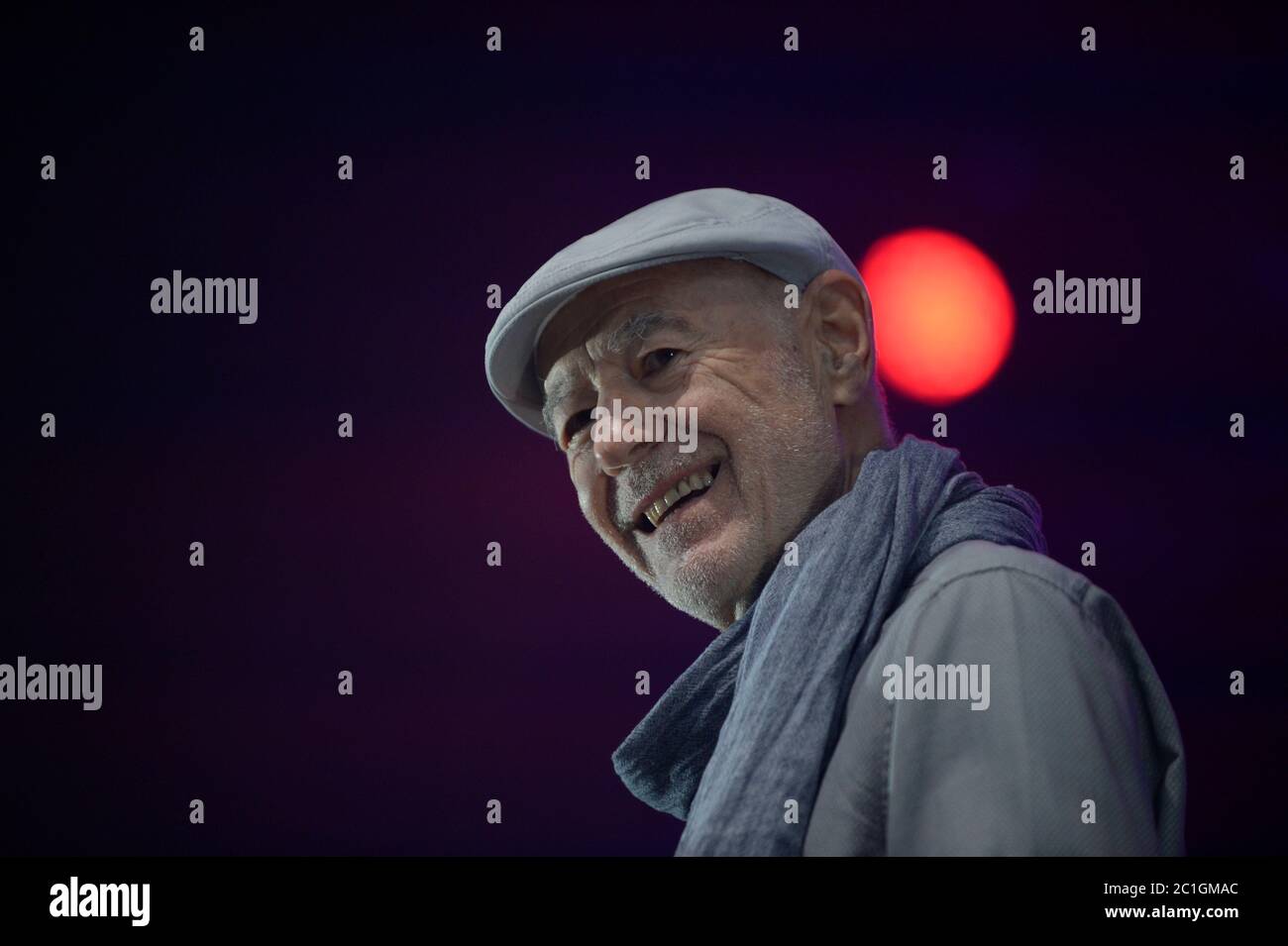 Vienna, Austria. 15th giugno, 2020. Piattaforma senza di noi rally, un'iniziativa della direzione austriaca Eventi. Il settore della cultura e degli eventi ha registrato una perdita di ricavi del 100% in diversi mesi a causa della pandemia. Il rally si è svolto il 15 giugno 2020 in Piazza degli Eroi con la partecipazione di noti artisti austriaci. La foto mostra il musicista austriaco Willi Resetarits. Credit: Franz PERC / Alamy Live News Foto Stock