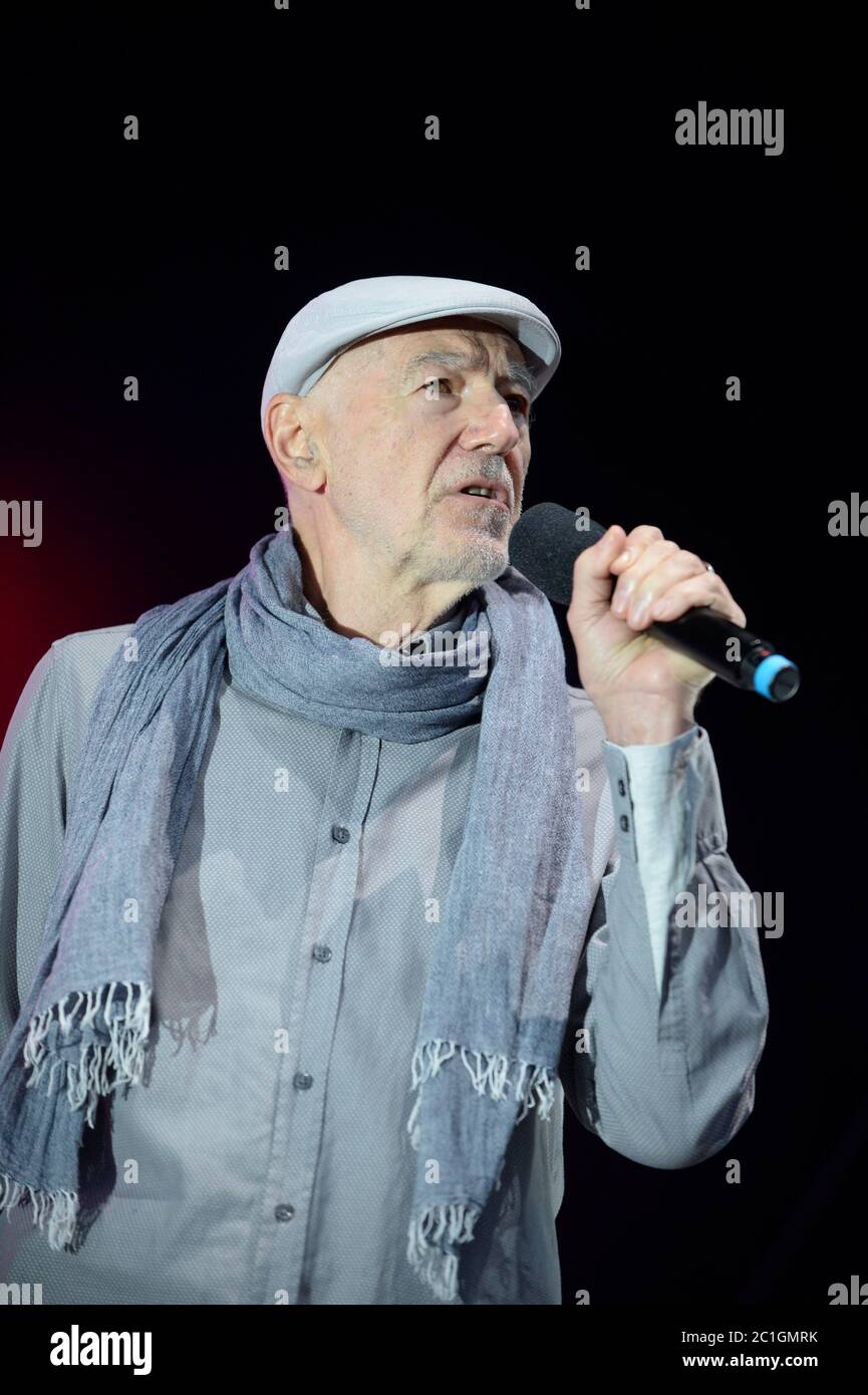 Vienna, Austria. 15th giugno, 2020. Piattaforma senza di noi rally, un'iniziativa della direzione austriaca Eventi. Il settore della cultura e degli eventi ha registrato una perdita di ricavi del 100% in diversi mesi a causa della pandemia. Il rally si è svolto il 15 giugno 2020 in Piazza degli Eroi con la partecipazione di noti artisti austriaci. La foto mostra il musicista austriaco Willi Resetarits. Credit: Franz PERC / Alamy Live News Foto Stock