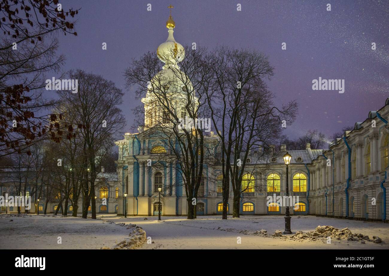 Cascata di neve e Smolny Convento con illuminazione notturna a San Pietroburgo, Russia. Foto Stock Cascata di neve e Smolny Convento con illuminazione notturna a San Pietroburgo, Russia. Foto Stock