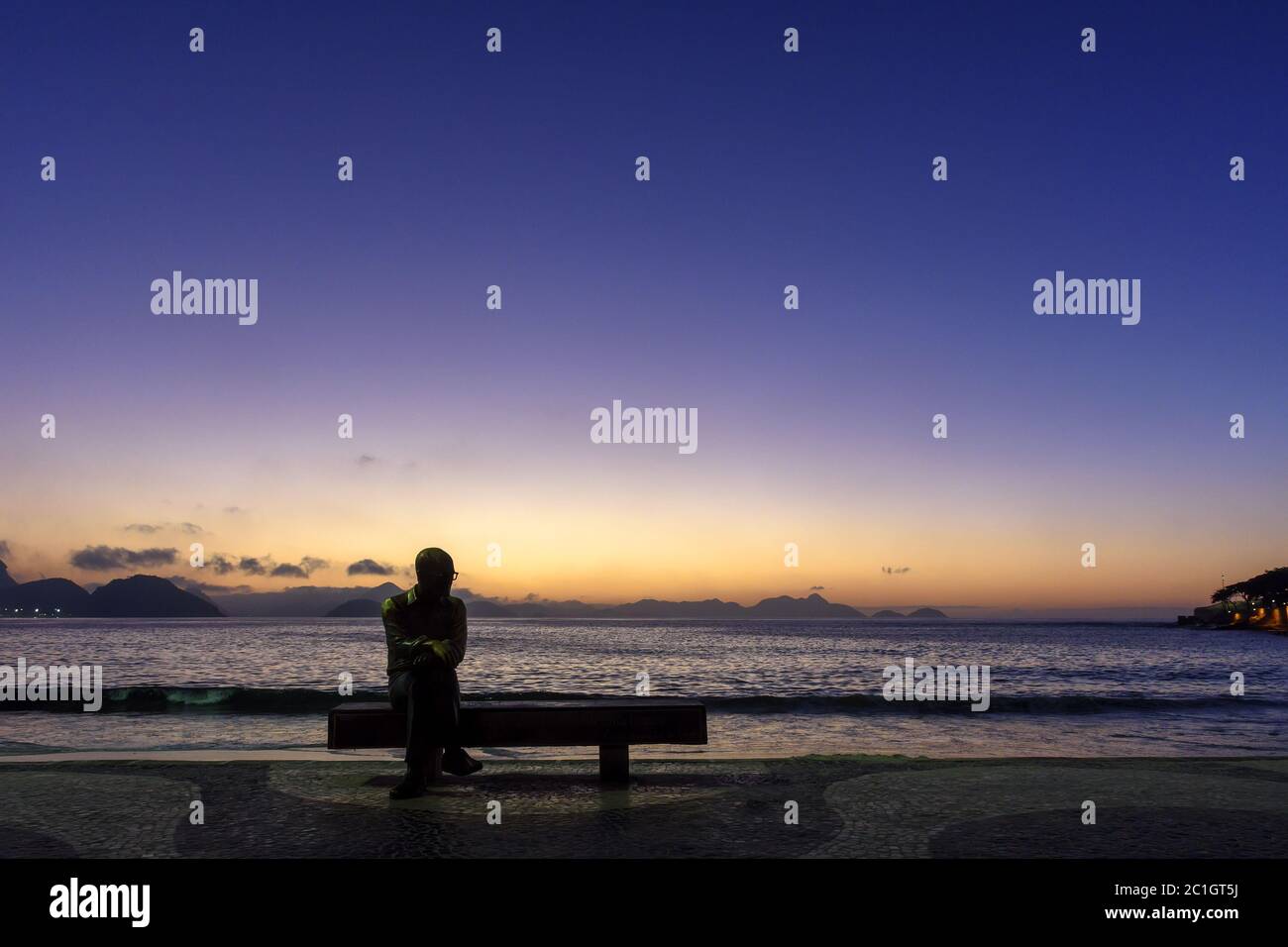 Alba sulla famosa spiaggia di Copacabana Foto Stock