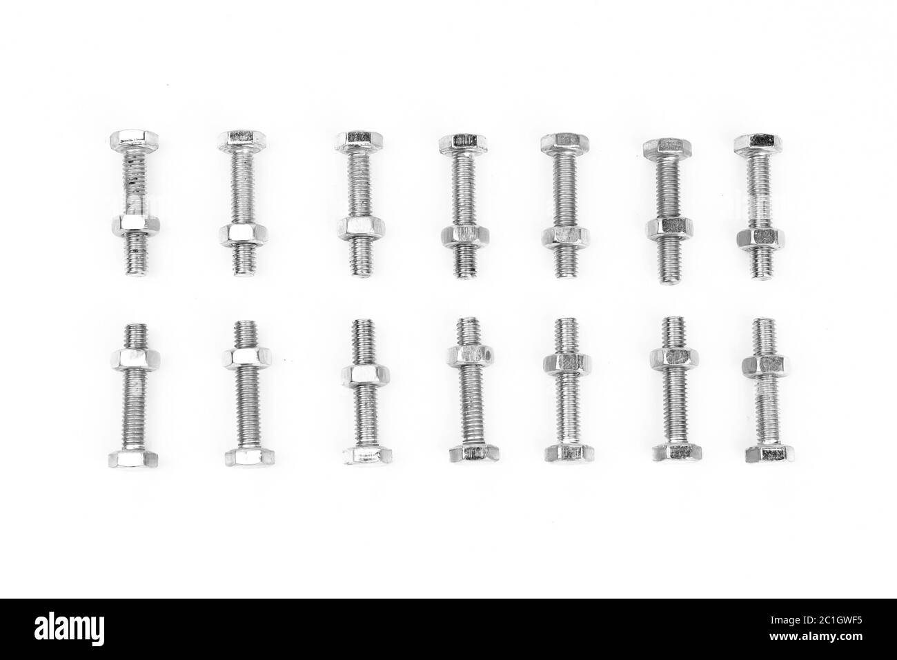 Bulloni SINVER con dadi isolati su fondo bianco. Foto di alta qualità Foto Stock