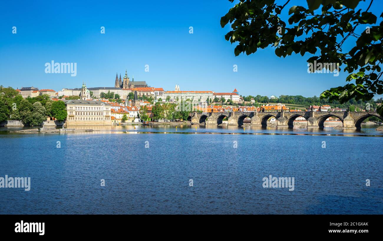 Moldava con vista sullo skyline di Praga nella Repubblica Ceca Foto Stock