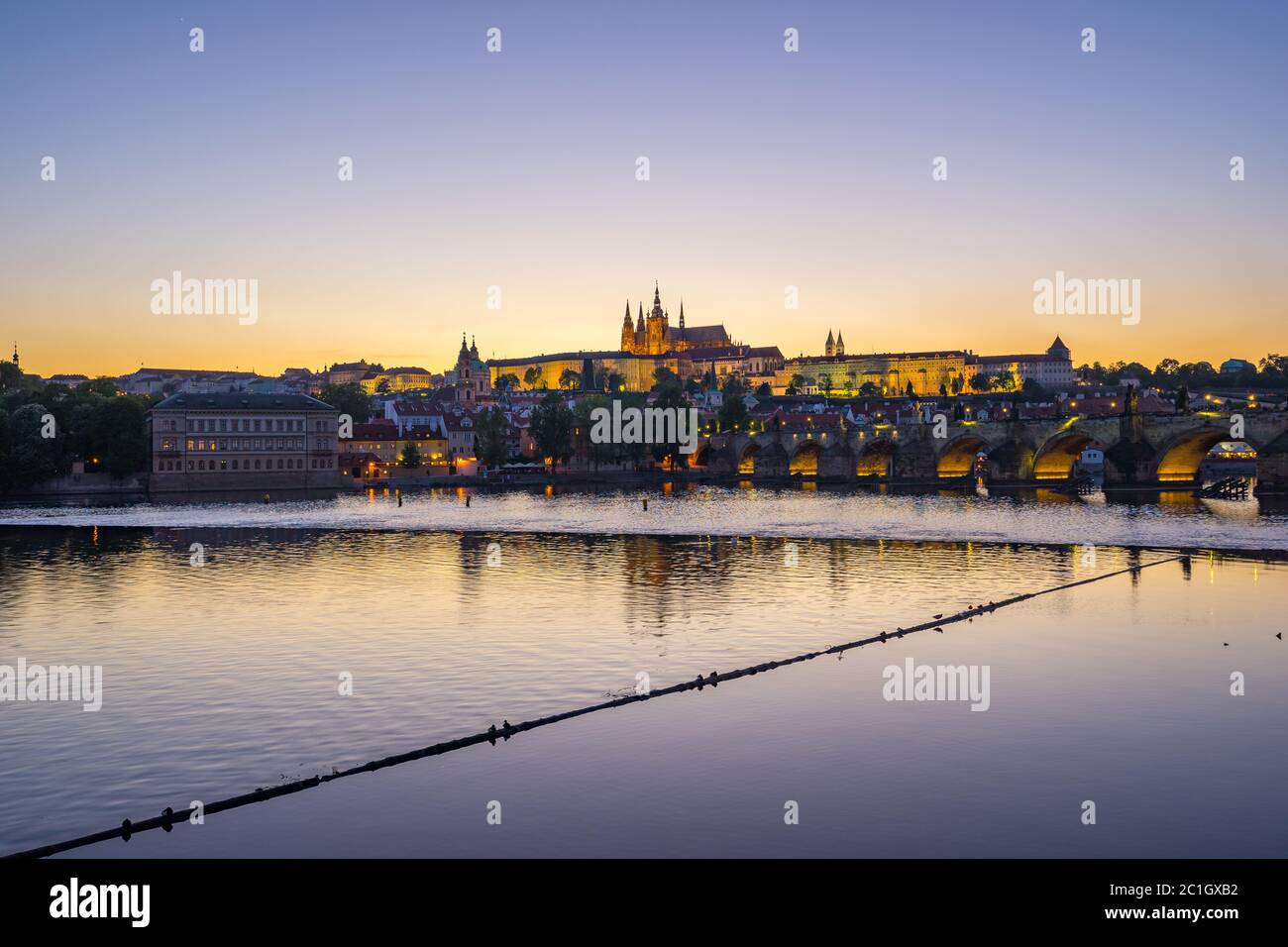 Crepuscolo dello skyline della città di Praga nella Repubblica Ceca Foto Stock