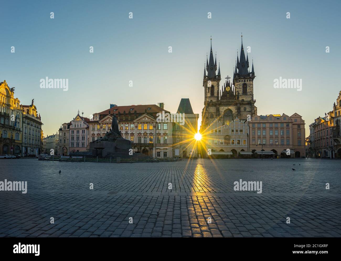 Alba mattina della piazza della città vecchia di Praga in ceco Foto Stock