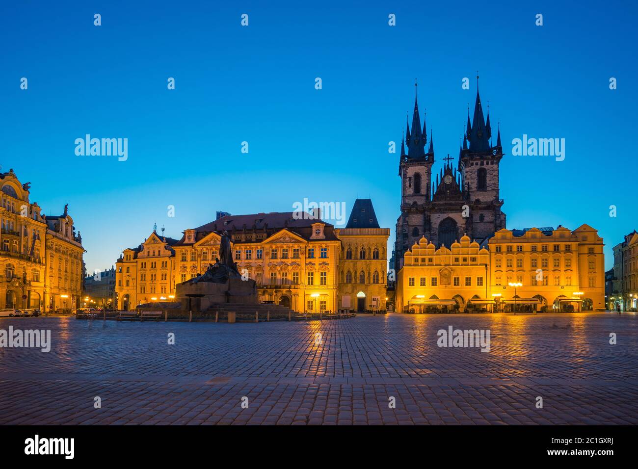 Piazza della città vecchia di notte nella città di Praga, Repubblica Ceca Foto Stock