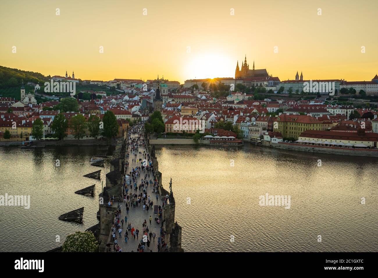Skyline della città di Praga con il Ponte Carlo nella città vecchia di Praga, Repubblica Ceca Foto Stock