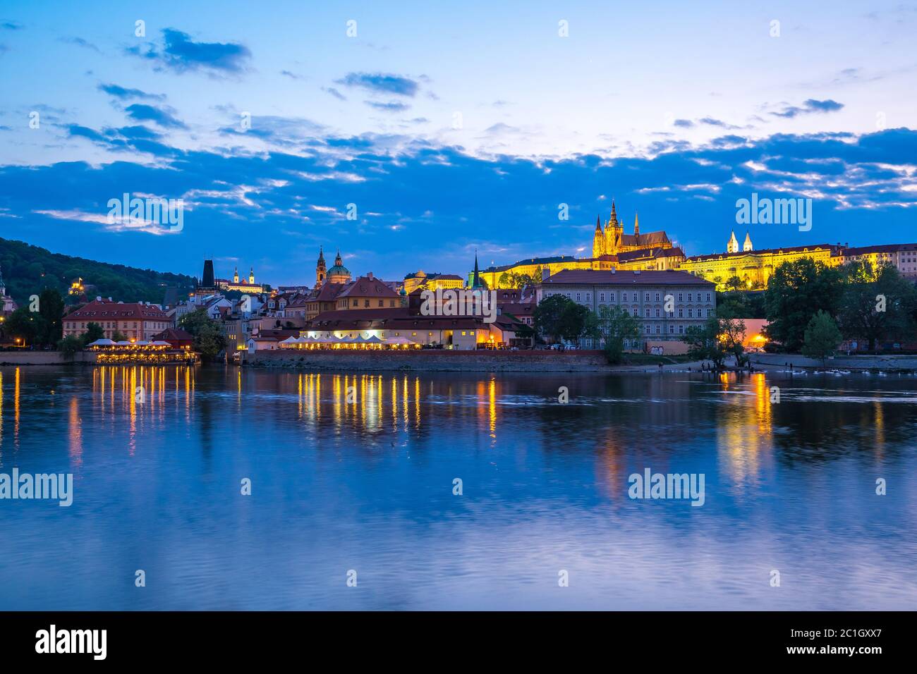 Skyline di Praga di notte nella Repubblica Ceca Foto Stock