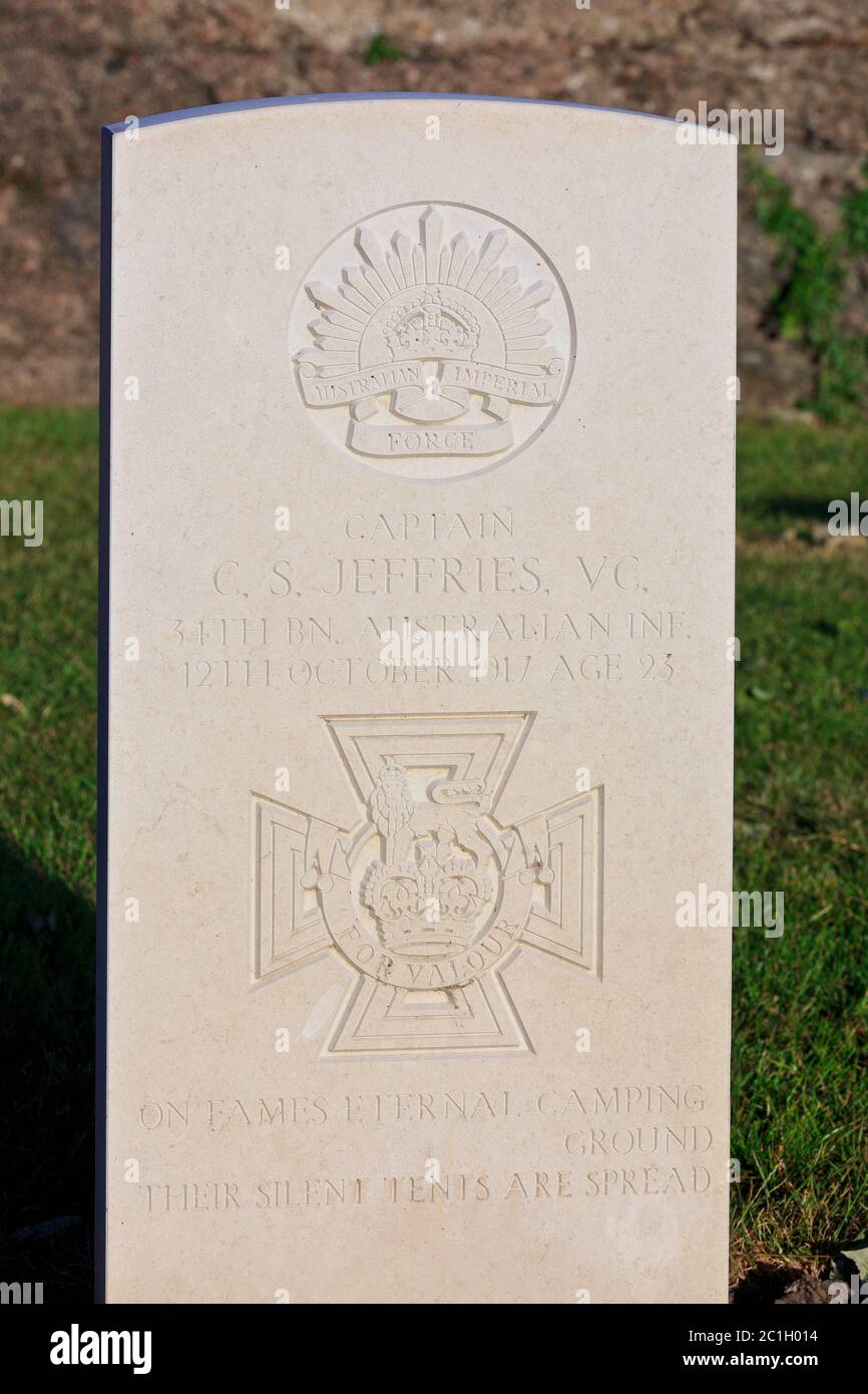 Tomba del capitano australiano della Croce Victoria, Clarence Smith Jeffries (1894-1917), nel cimitero di Tyne Cot a Zonnebeke, Belgio Foto Stock