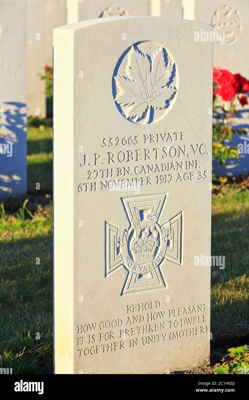 Tomba della Croce Victoria canadese destinatario privato James Peter Robertson (1883-1917) al Tyne Cot Cemetery a Zonnebeke, Belgio Foto Stock